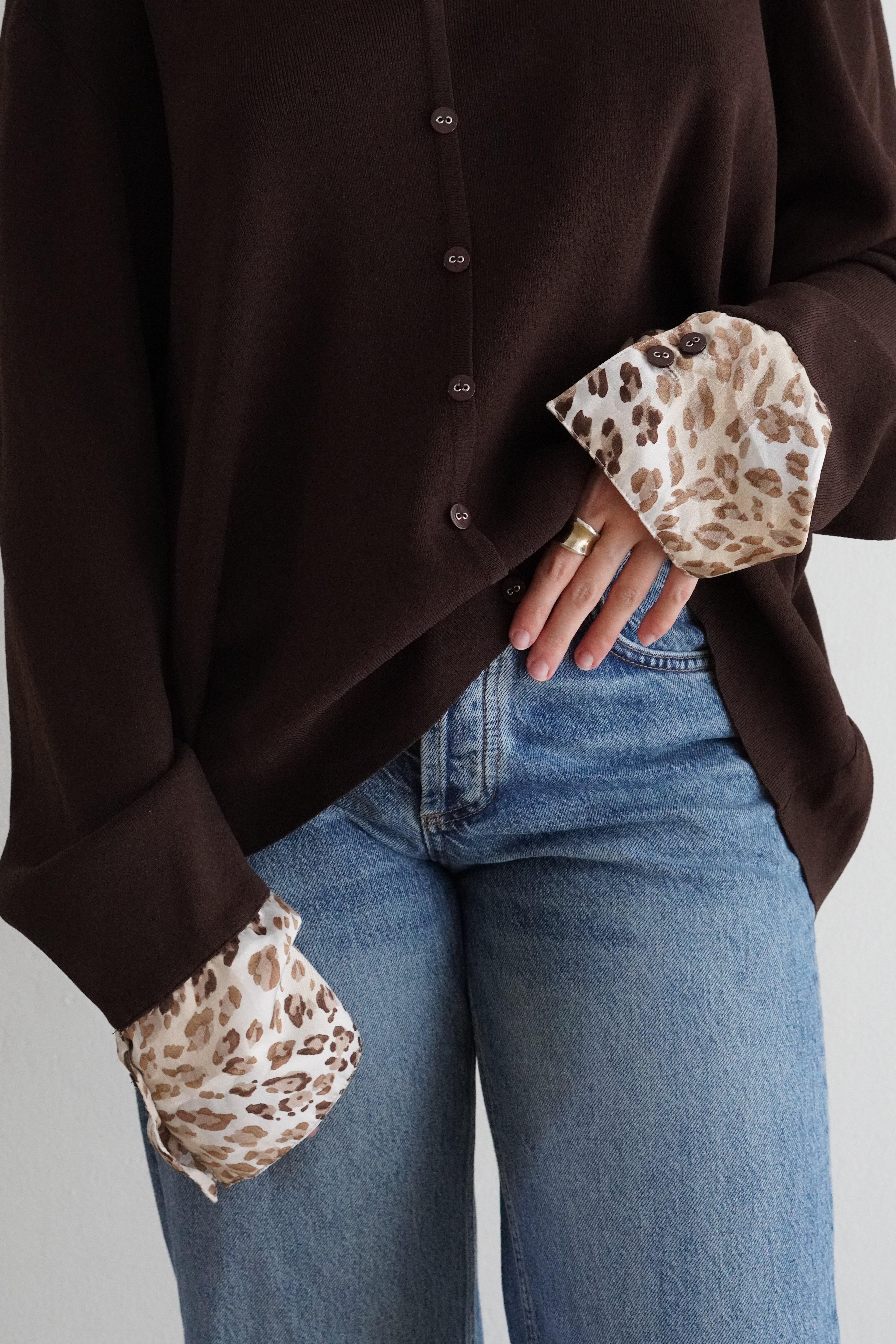 Camisa Café con Detalles Animal Print