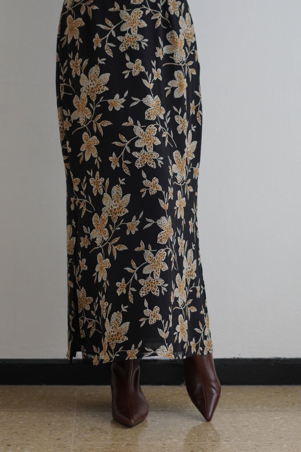 Falda Floral Negra Midi