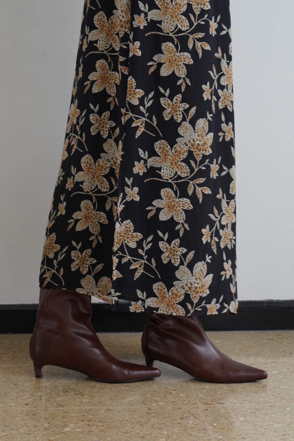 Falda Floral Negra Midi