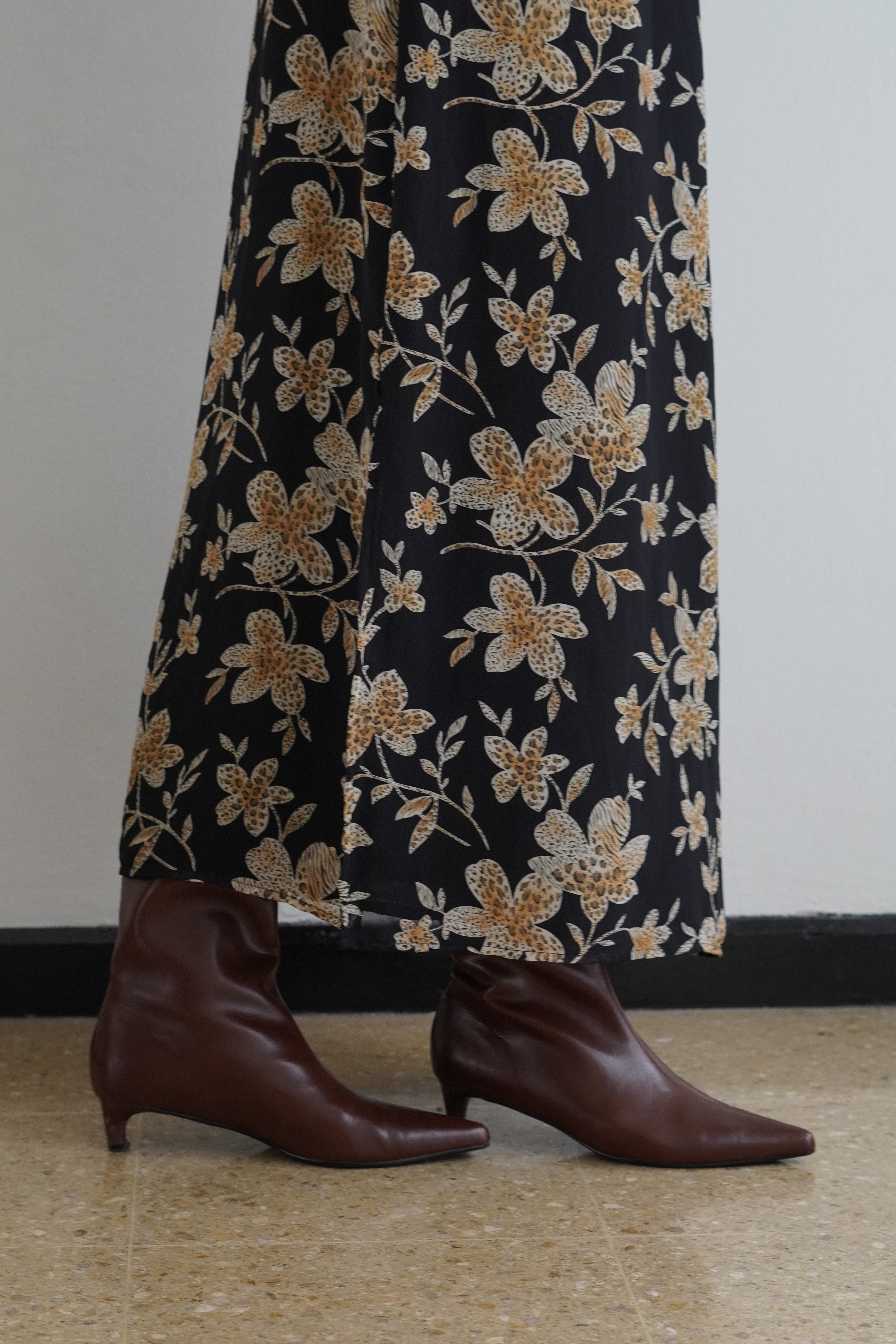 Falda Floral Negra Midi