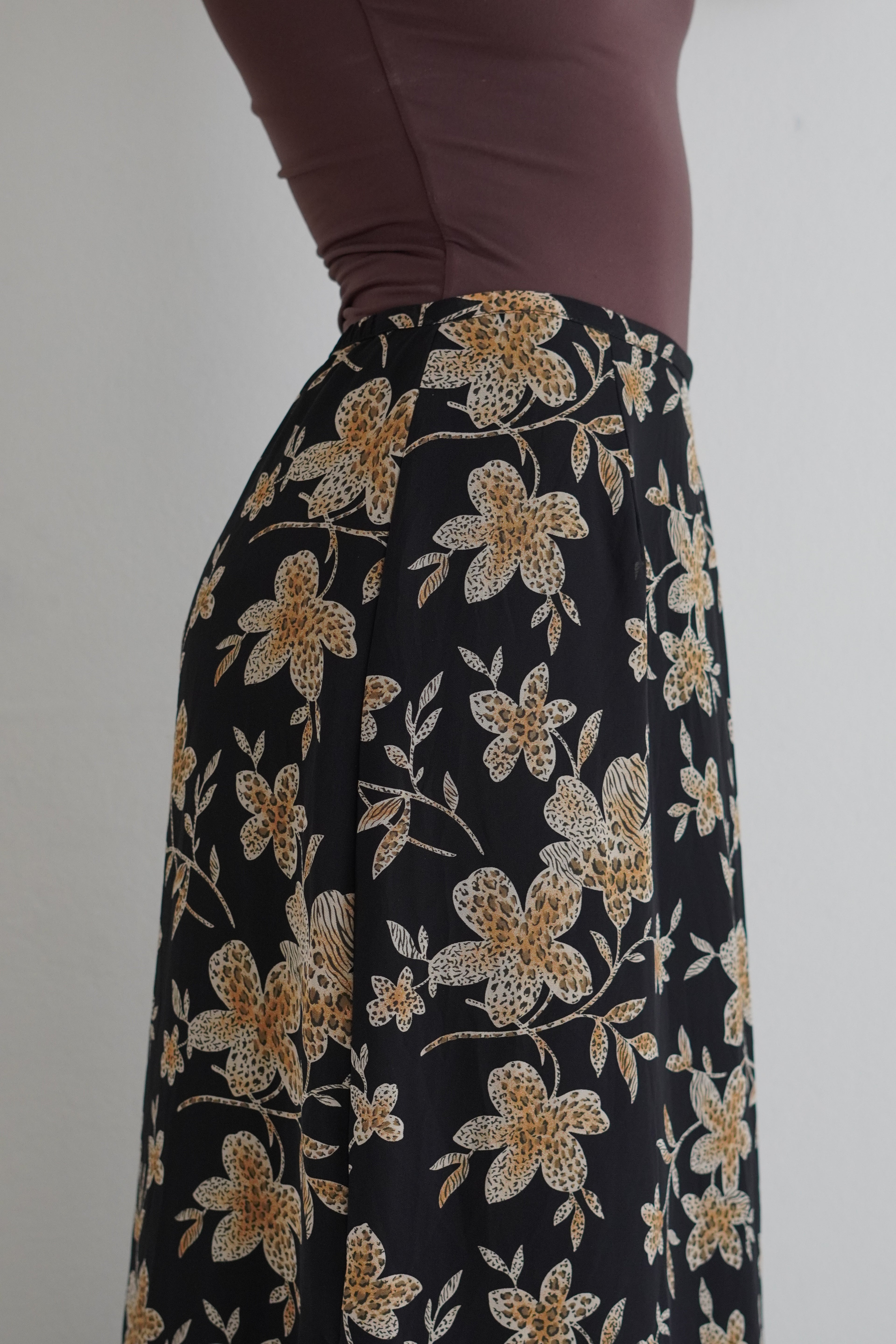 Falda Floral Negra Midi