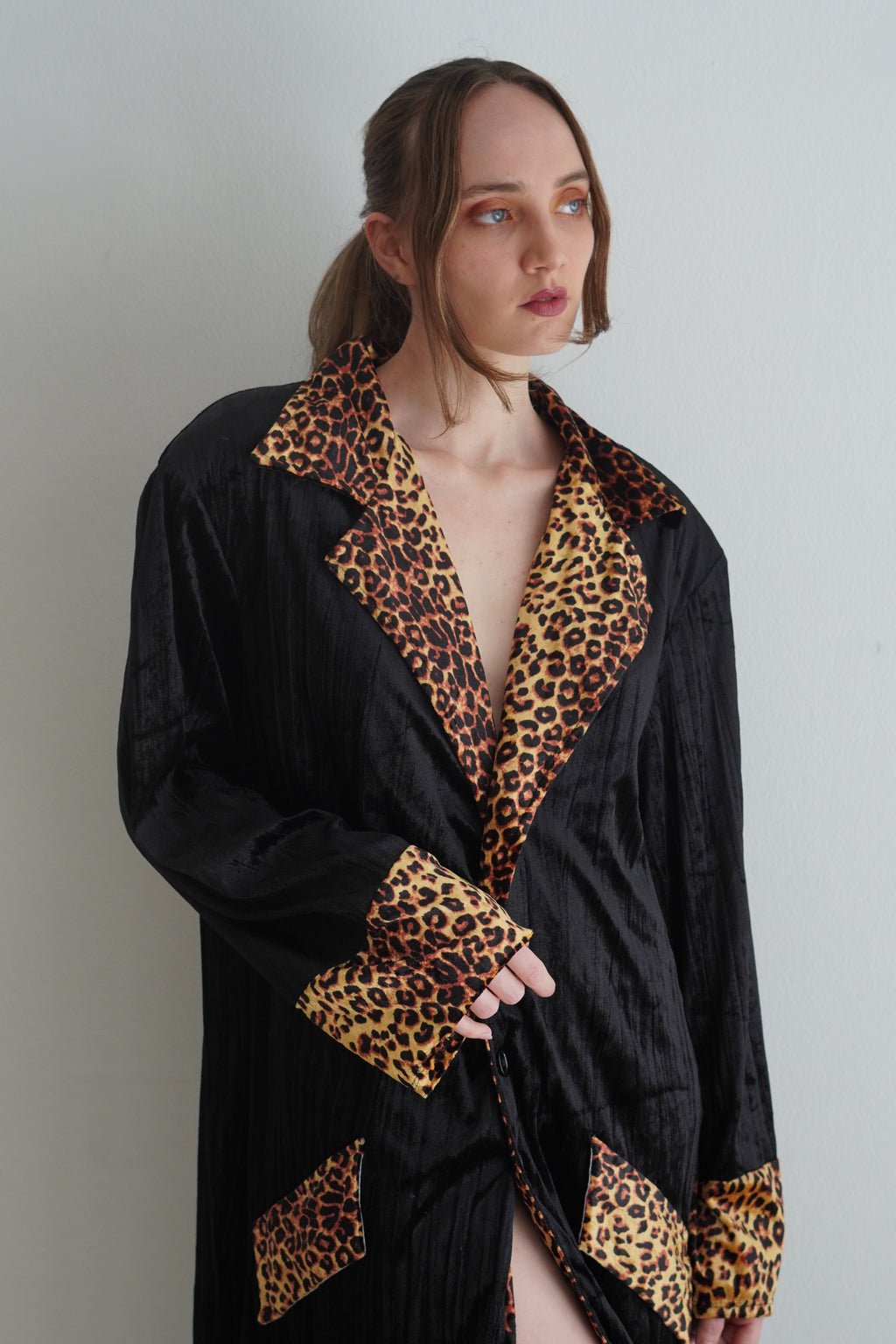 Duster Negro Con Detalles De Leopardo