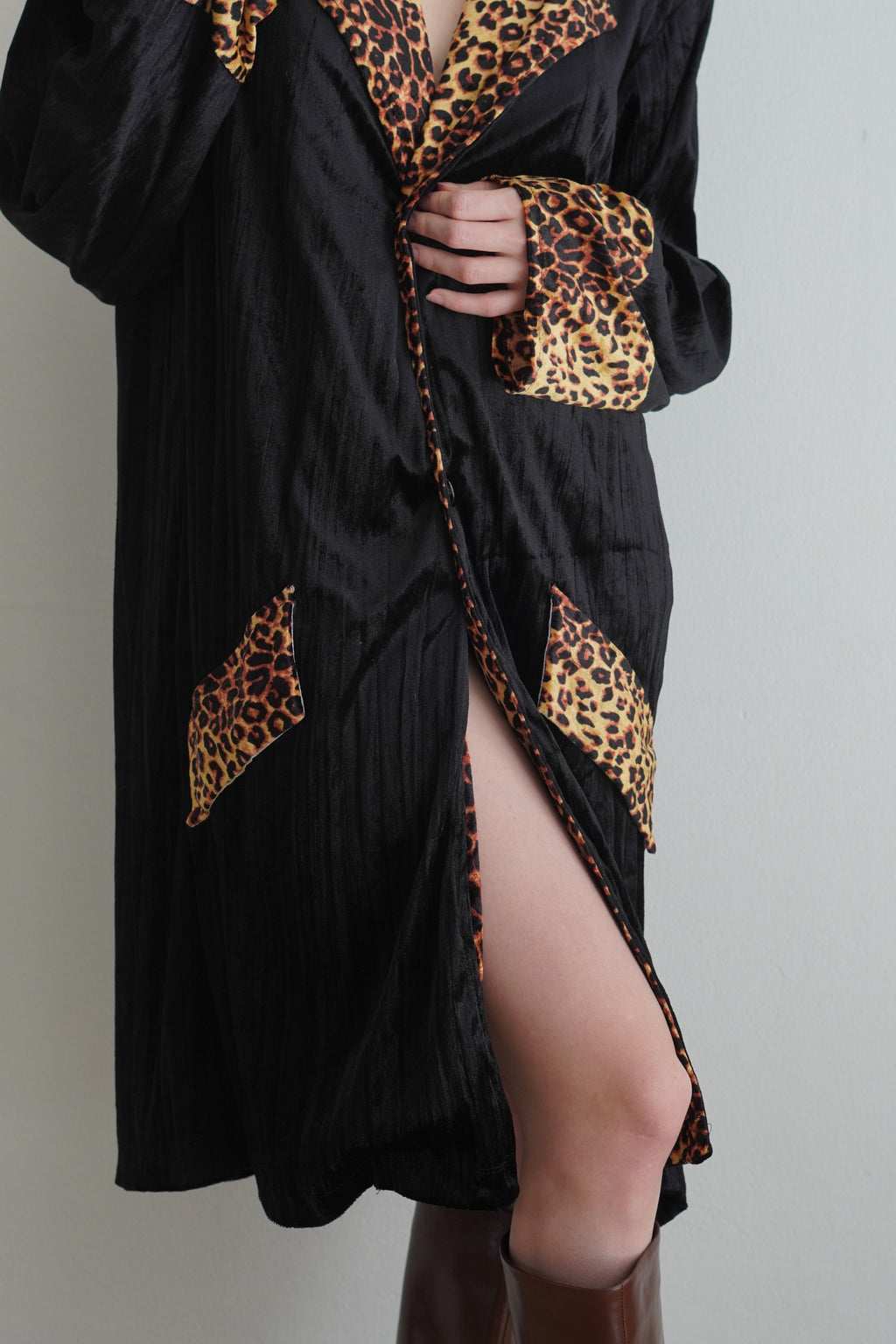 Duster Negro Con Detalles De Leopardo