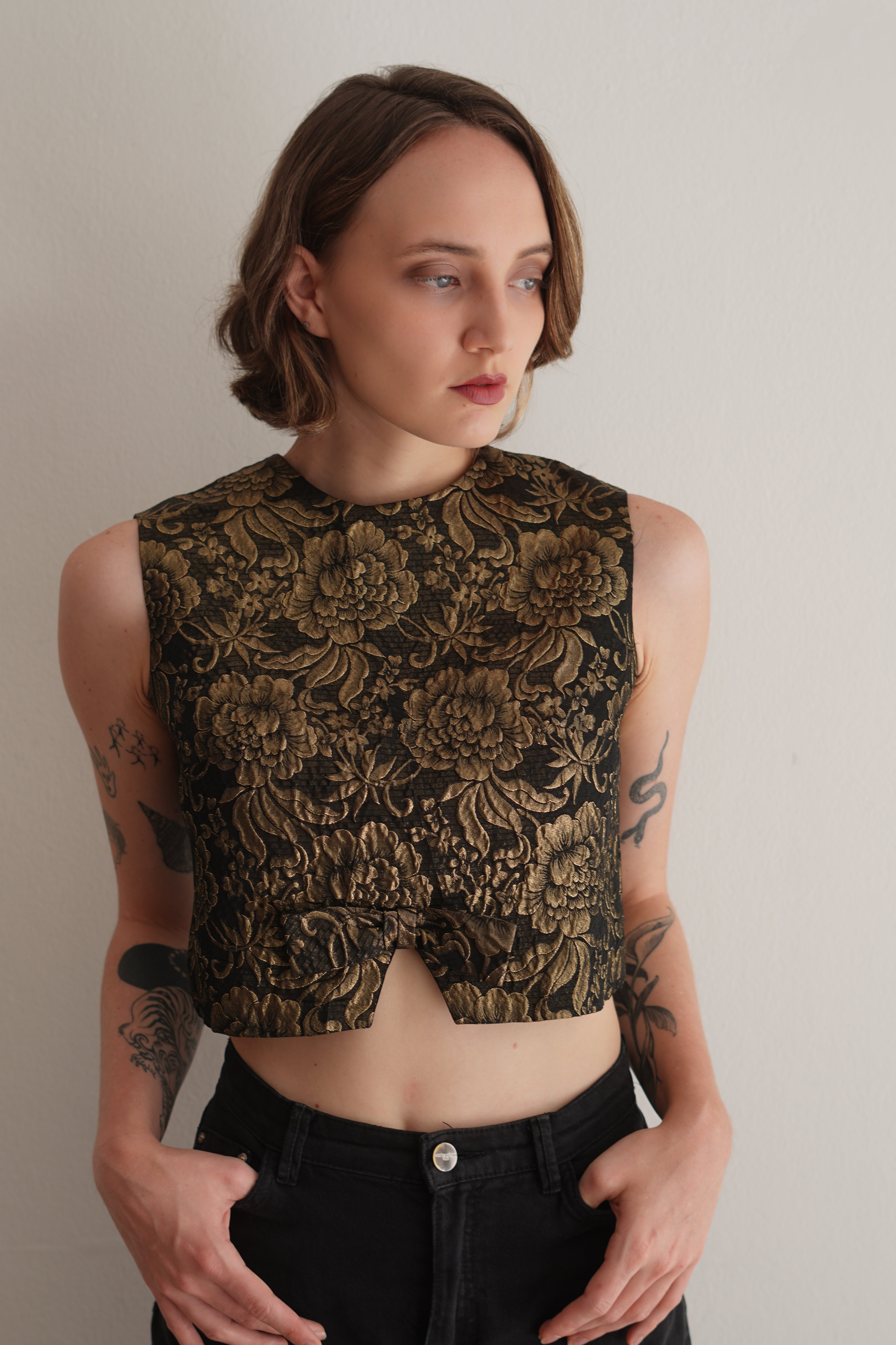 Top Barroco Negro y Dorado con Estampado Floral