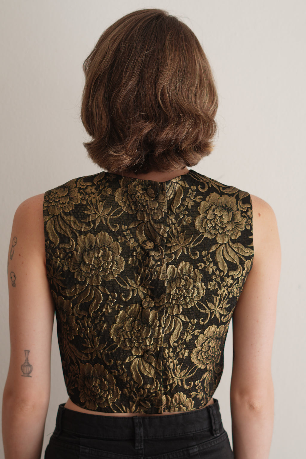 Top Barroco Negro y Dorado con Estampado Floral