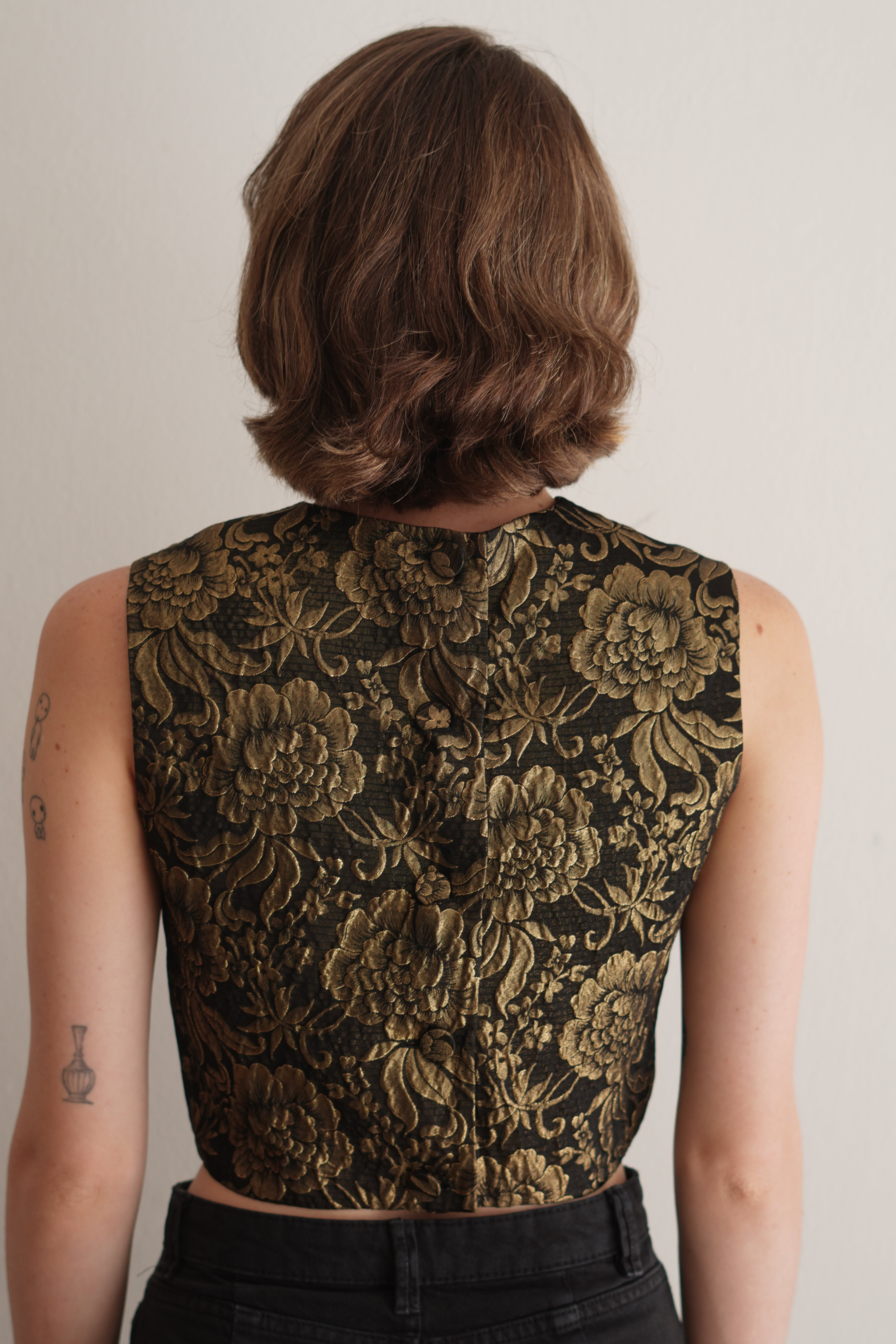 Top Barroco Negro y Dorado con Estampado Floral