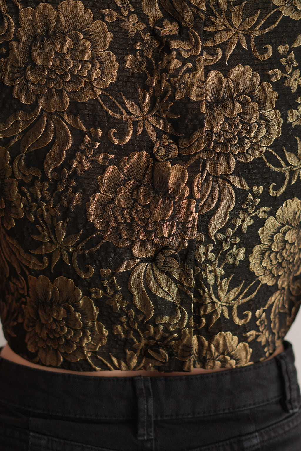 Top Barroco Negro y Dorado con Estampado Floral