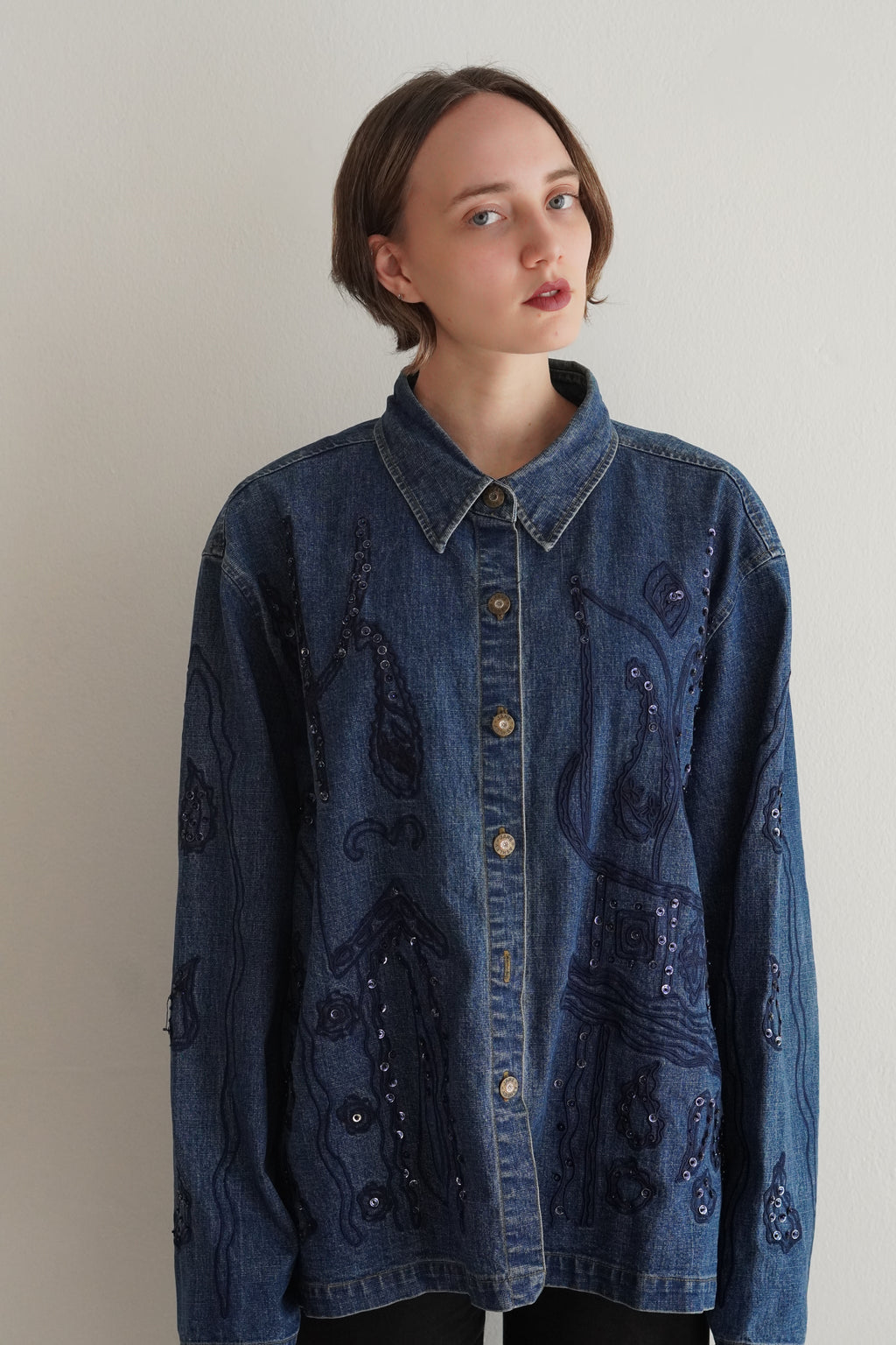 Camisa Denim Con Pedrería Y Apliques