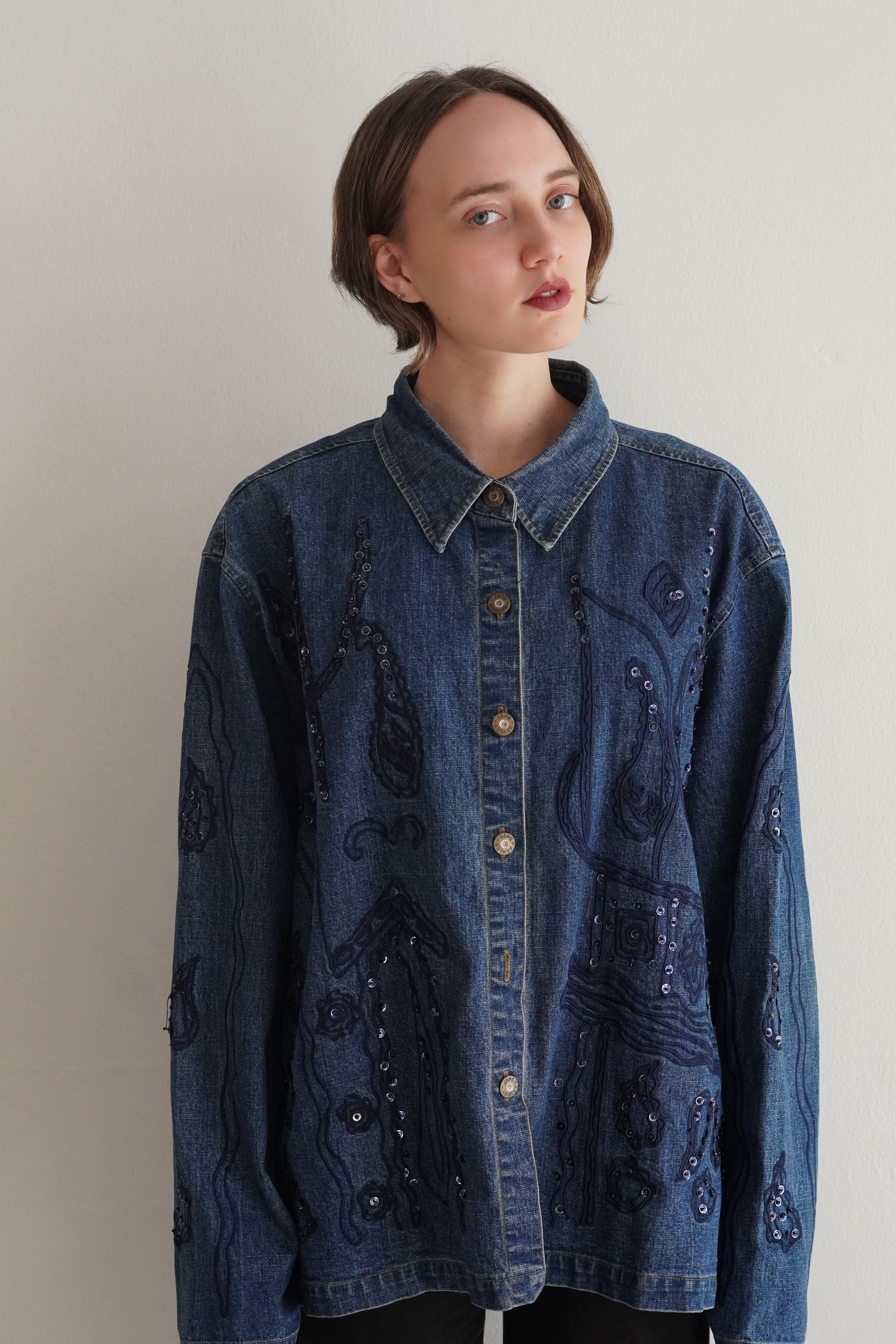 Camisa Denim Con Pedrería Y Apliques