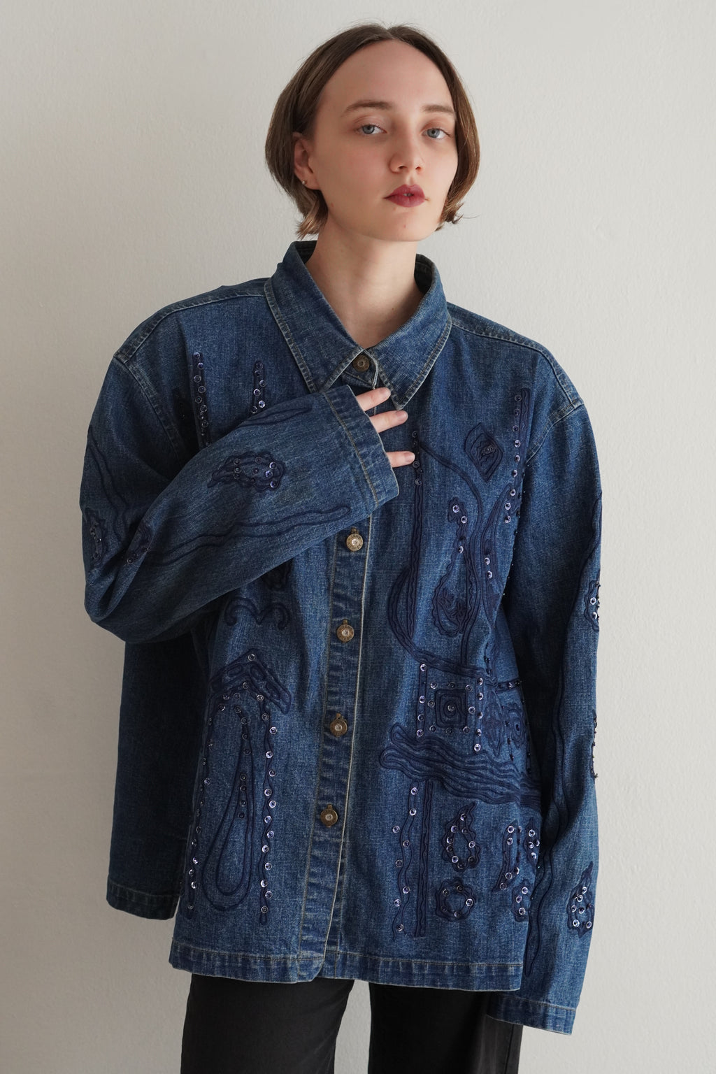 Camisa Denim Con Pedrería Y Apliques