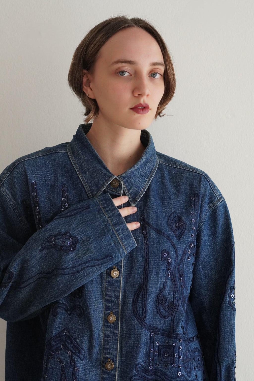 Camisa Denim Con Pedrería Y Apliques