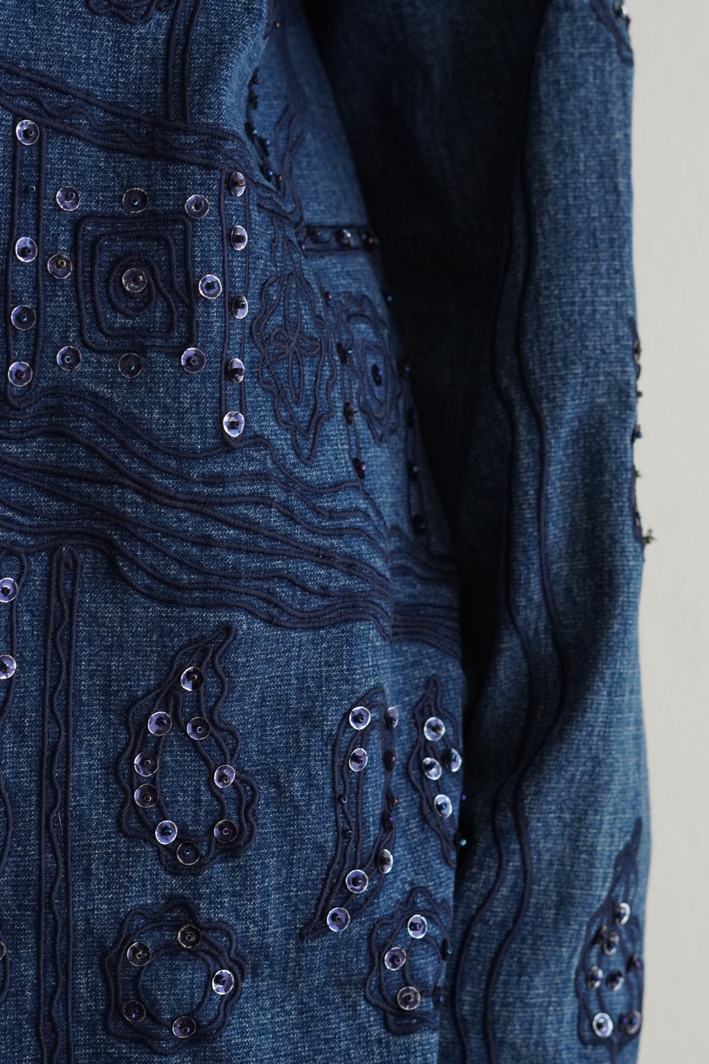 Camisa Denim Con Pedrería Y Apliques