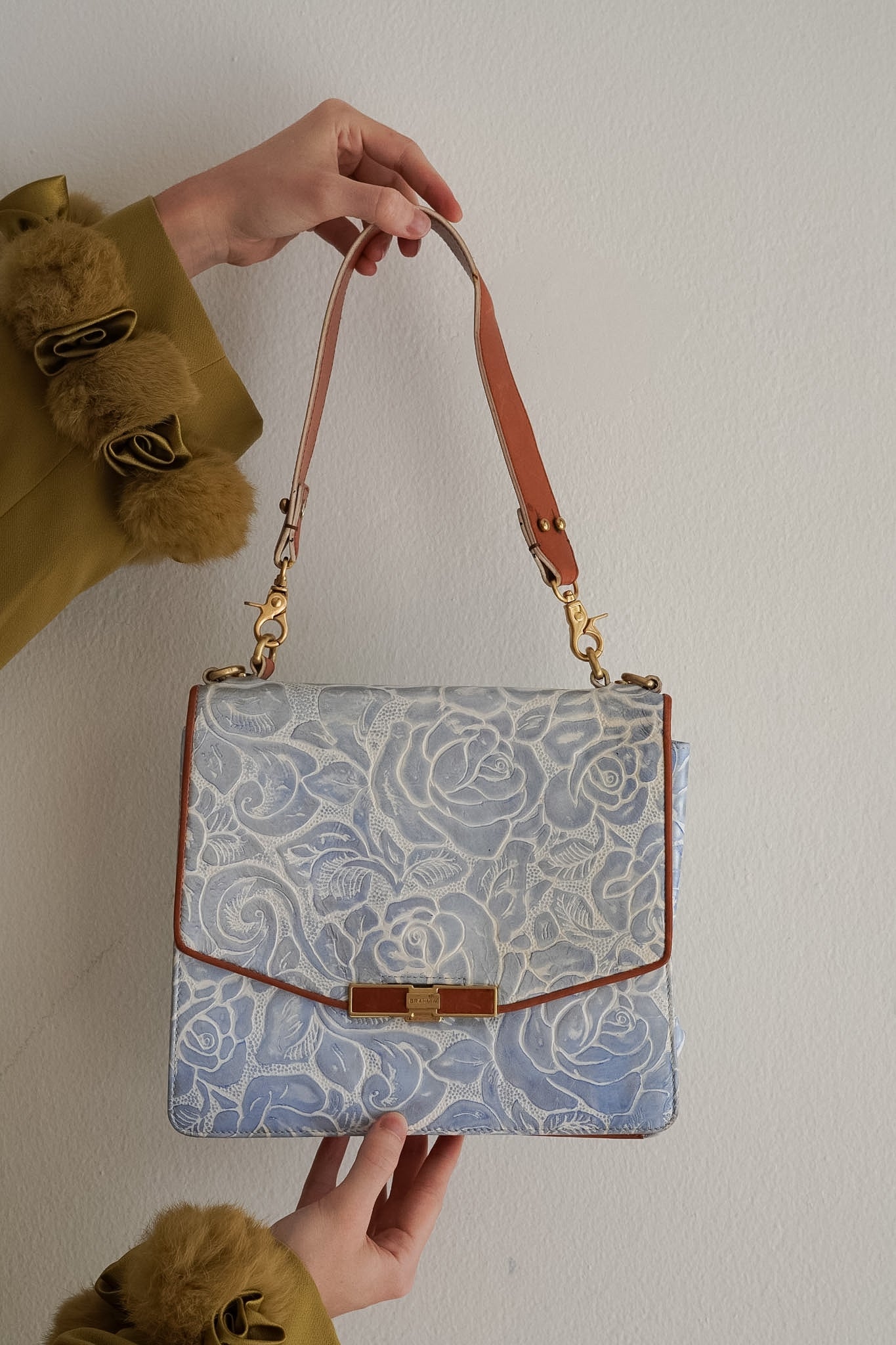 Cartera Brahmin Celeste de Cuero con Relieve Floral