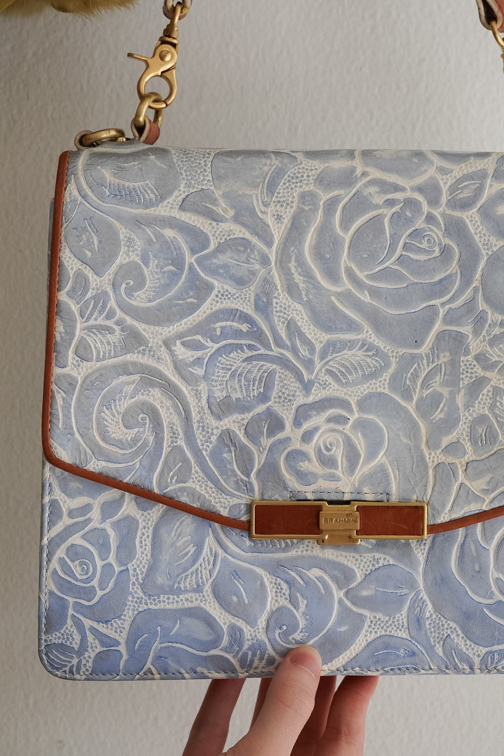 Cartera Brahmin Celeste de Cuero con Relieve Floral