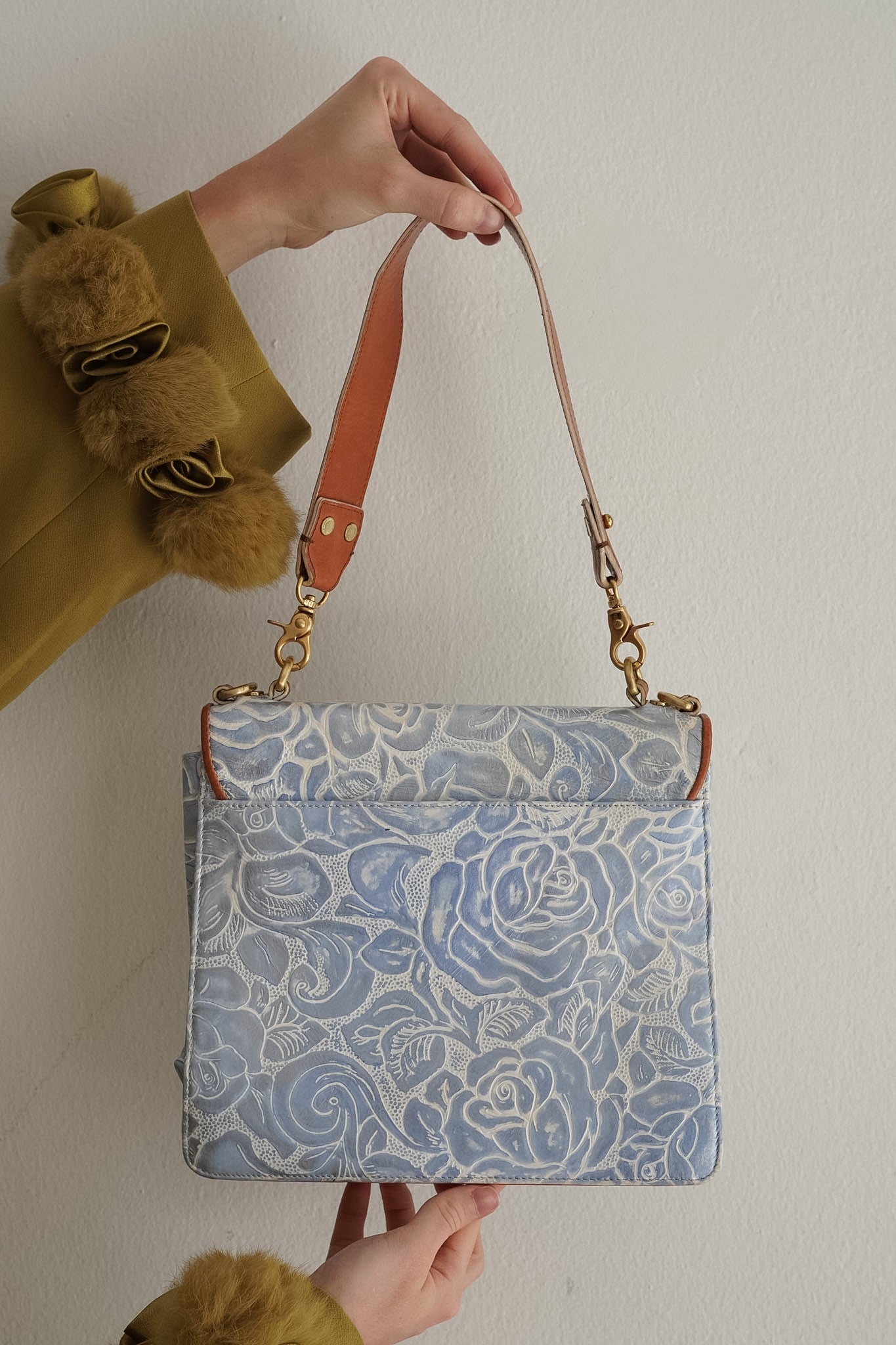 Cartera Brahmin Celeste de Cuero con Relieve Floral