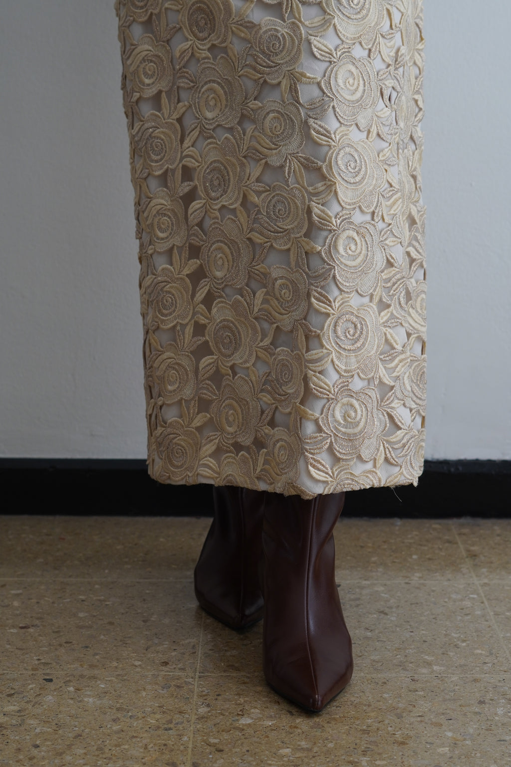 Falda Midi Nude con Encaje Floral