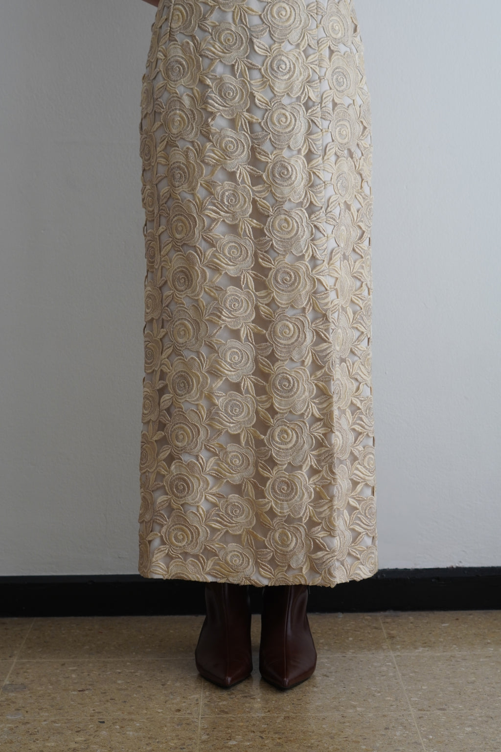 Falda Midi Nude con Encaje Floral