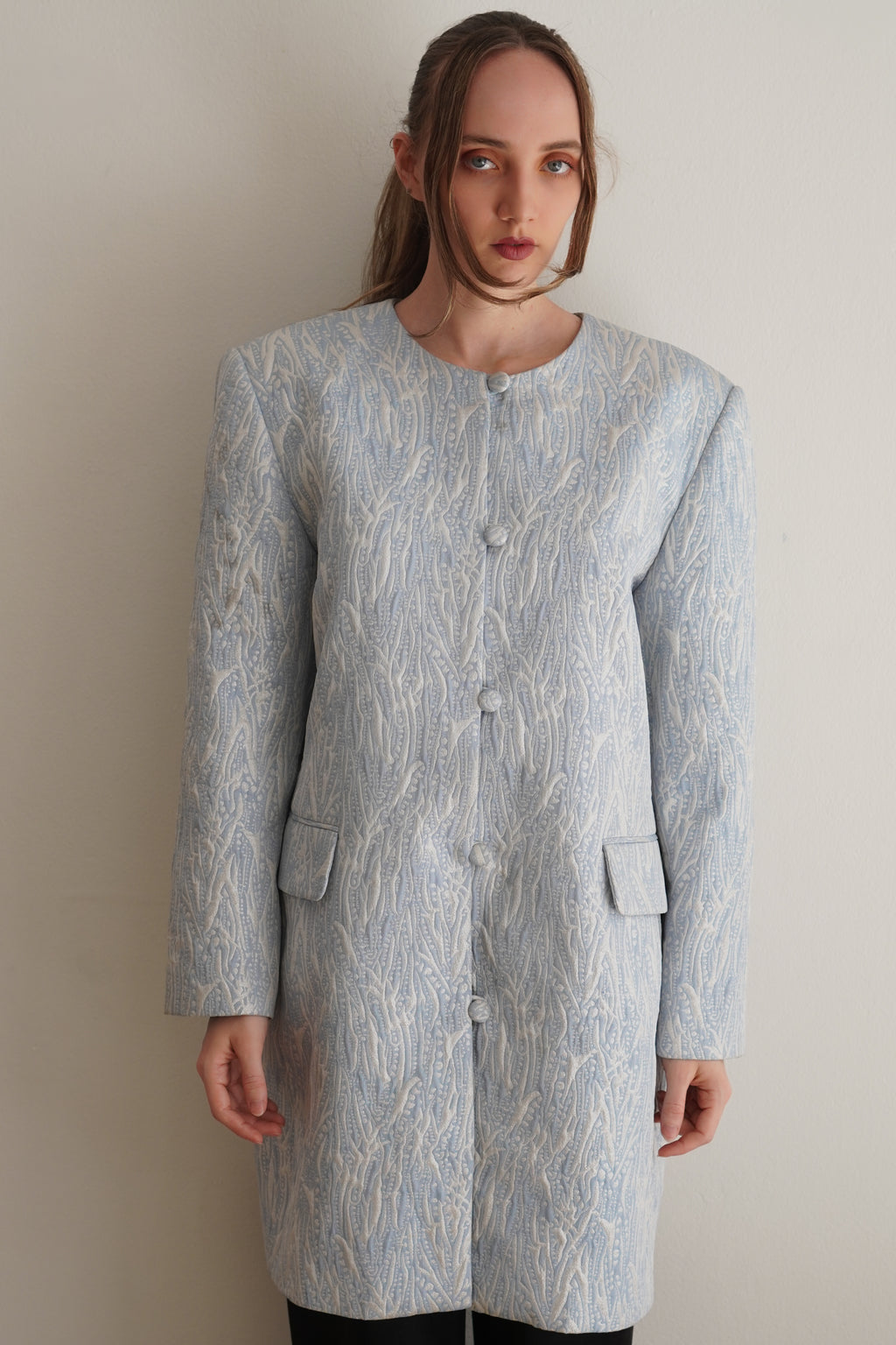 Abrigo vintage celeste pastel con textura jacquard y botones forrados