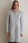 Abrigo vintage celeste pastel con textura jacquard y botones forrados