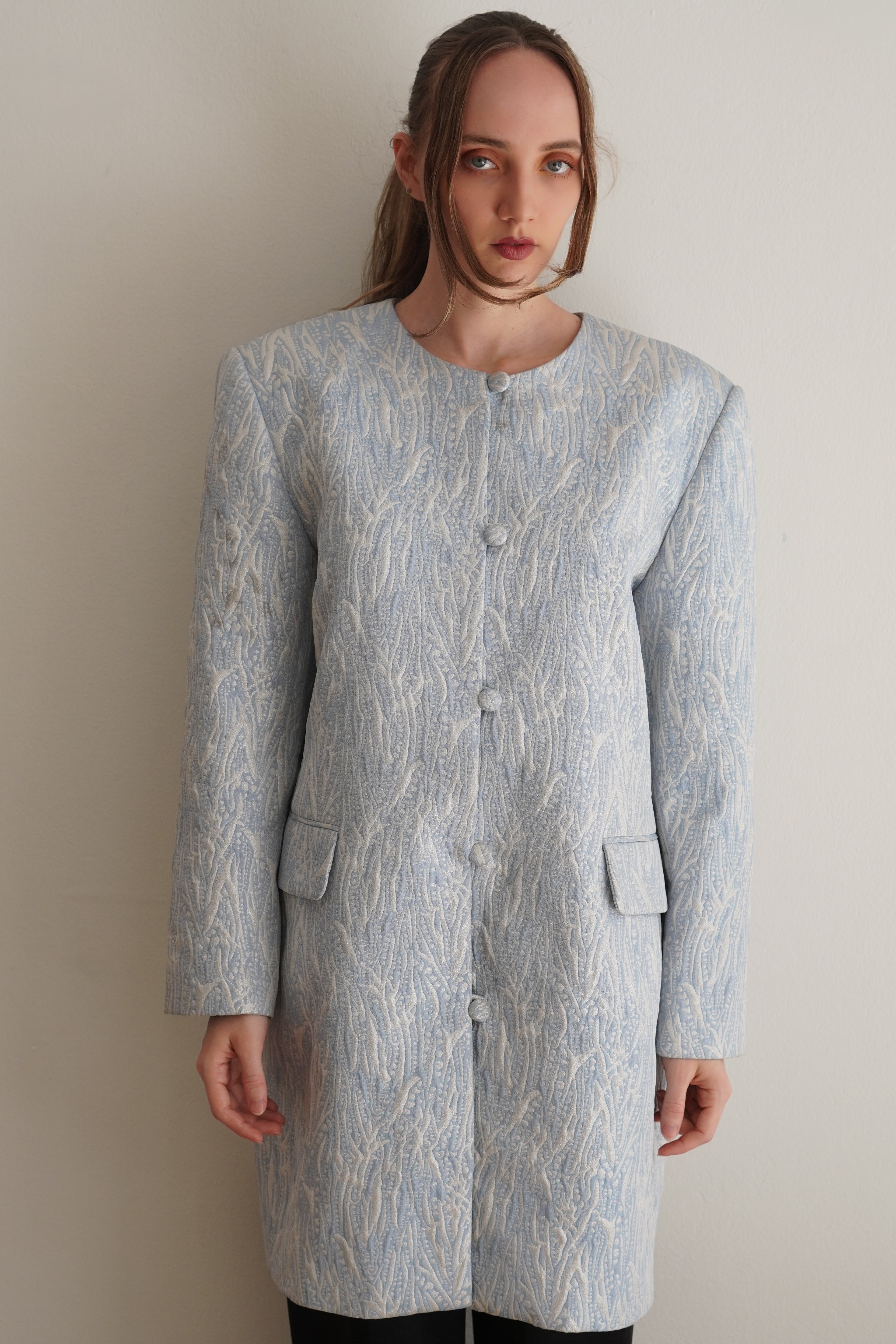 Abrigo vintage celeste pastel con textura jacquard y botones forrados