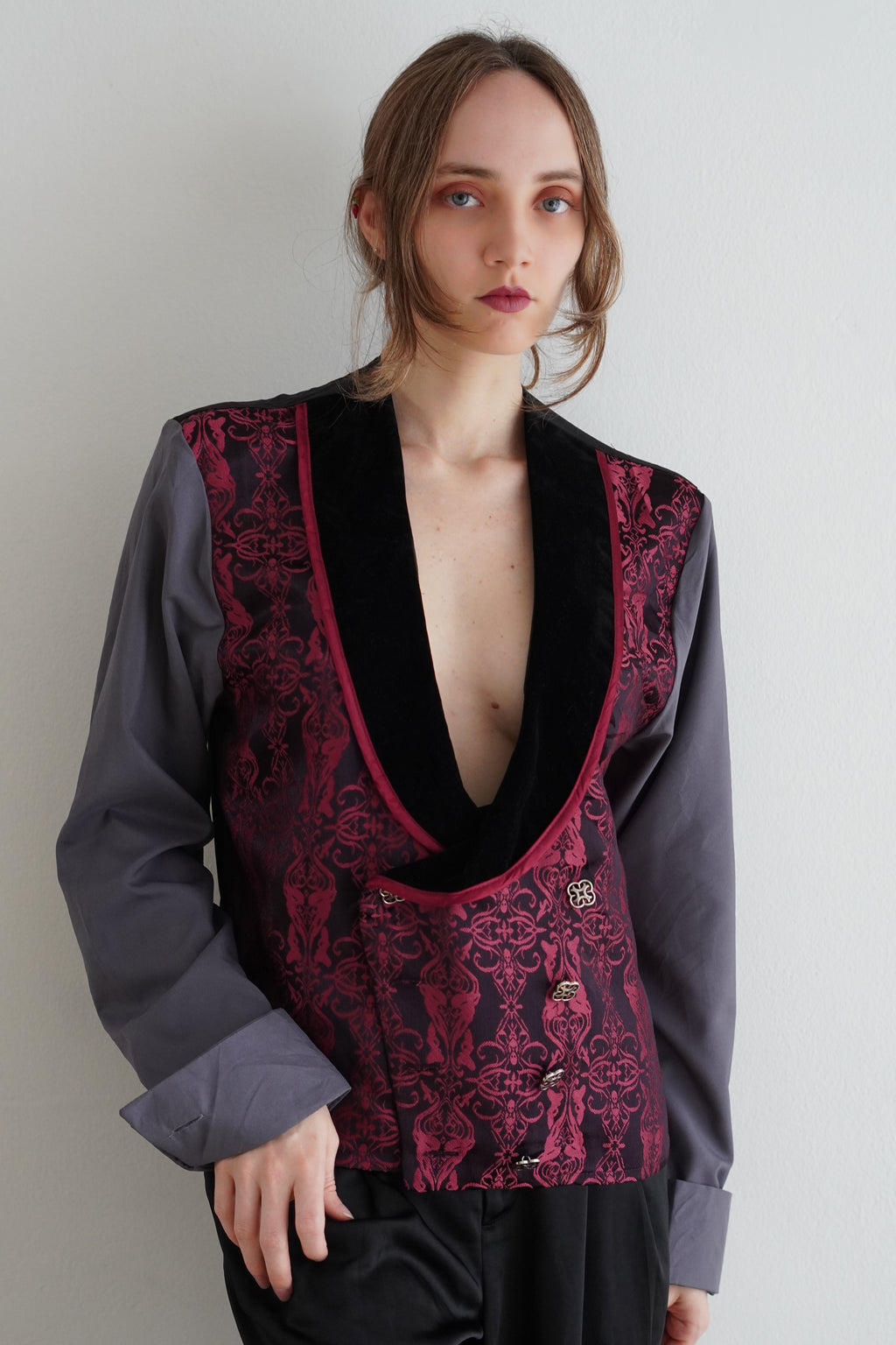 Camisa vintage brocada en tonos burgundy y negro