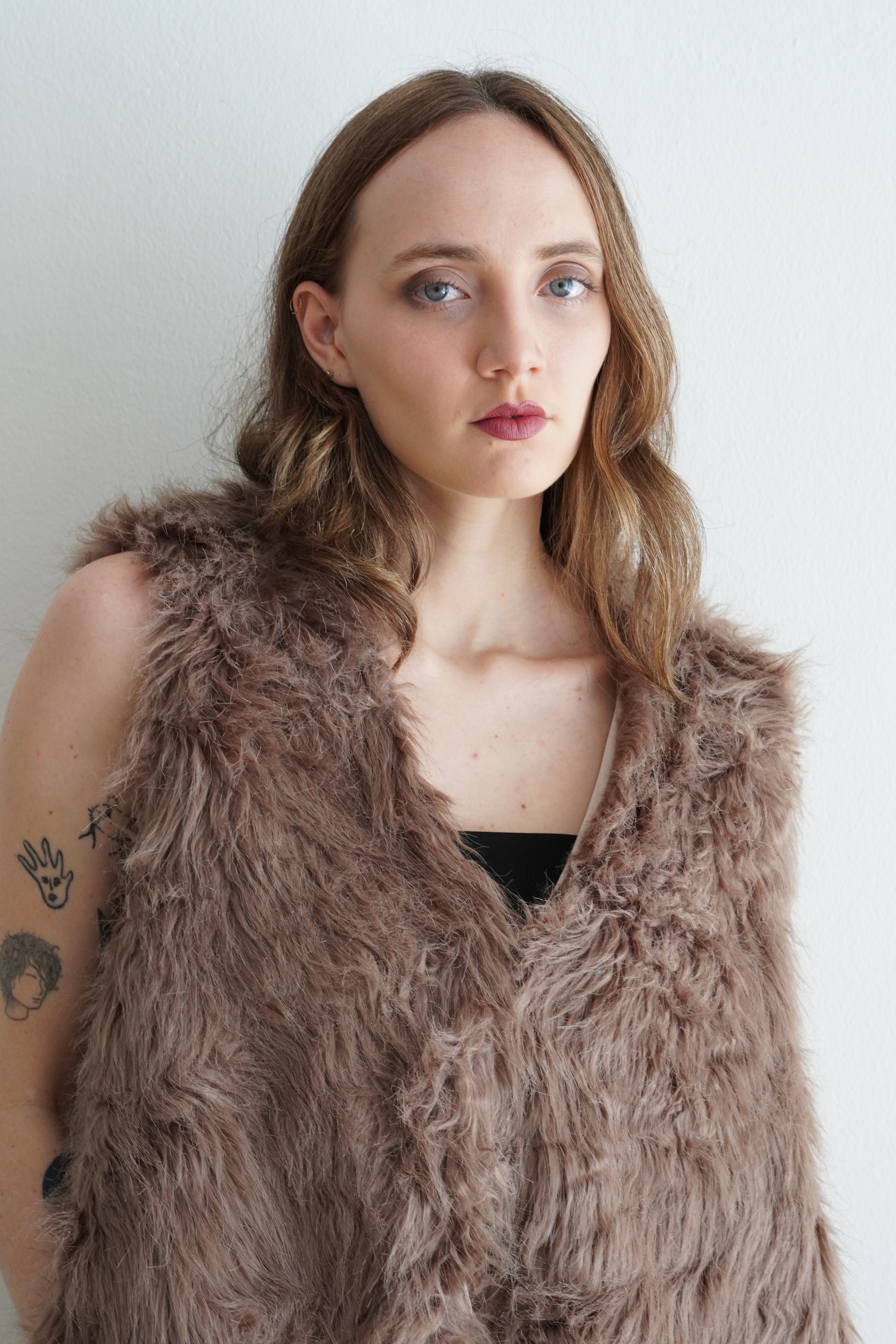 Chaleco peludo oversized combinado con outfit negro