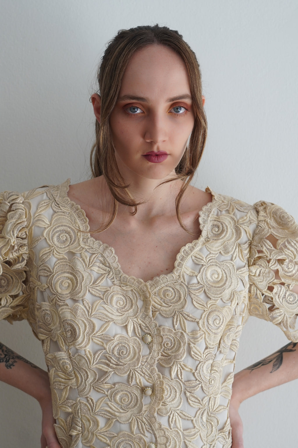 Top vintage romántico de encaje beige con detalles florales bordados