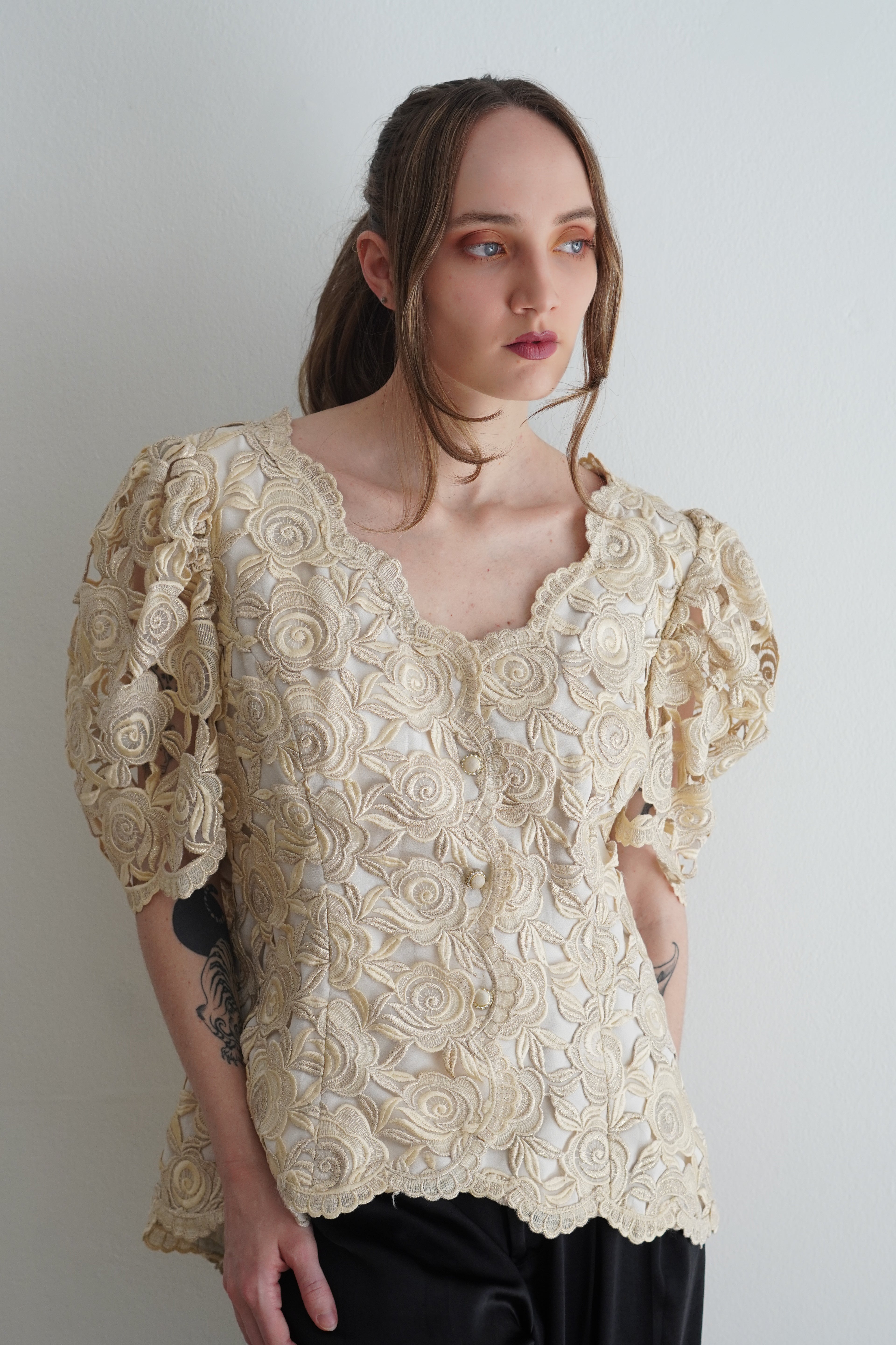 Blusa coquette vintage color crema con textura floral y mangas statement