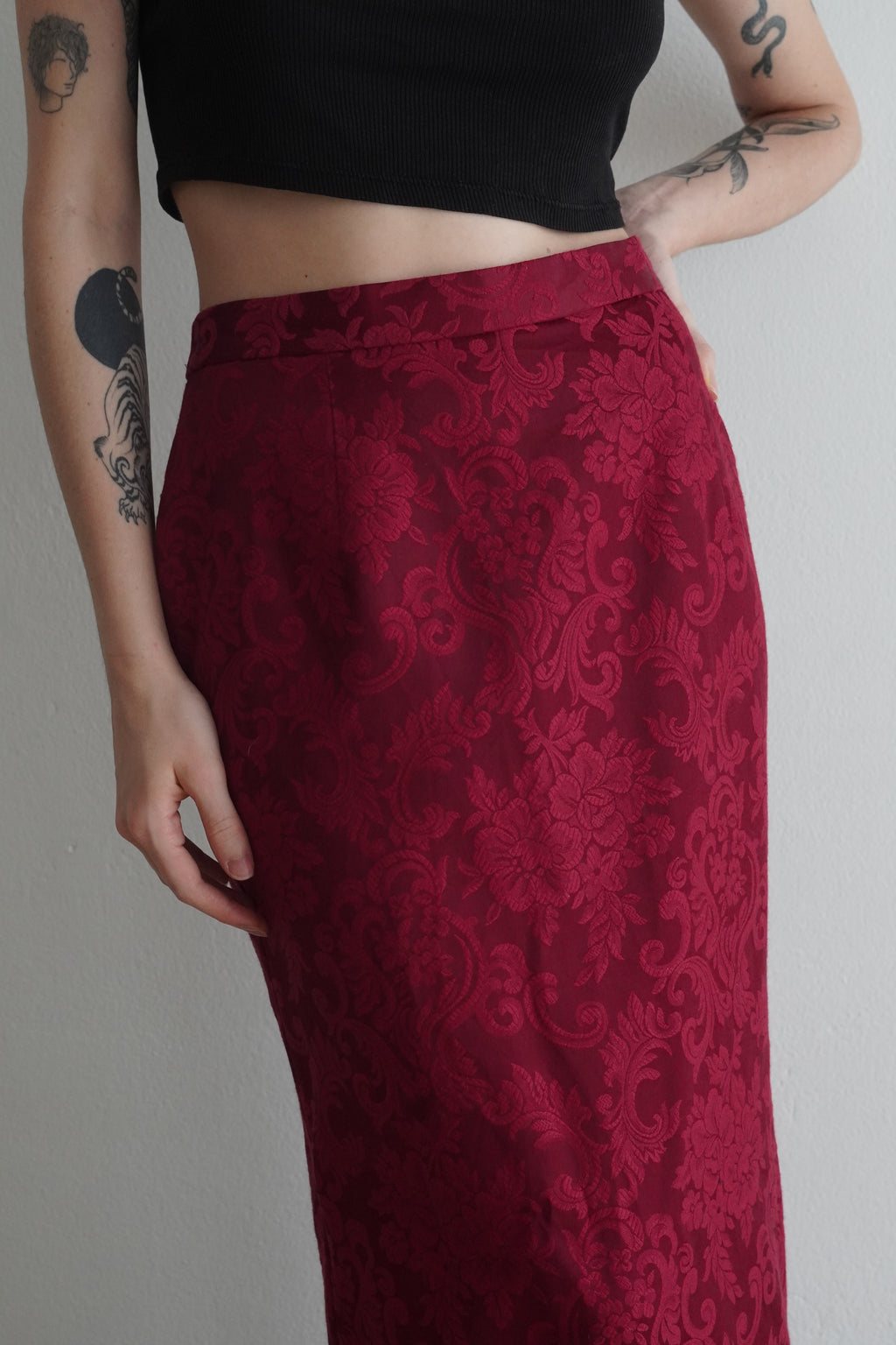 Falda brocada burgundy estilo vintage con acabado satinado