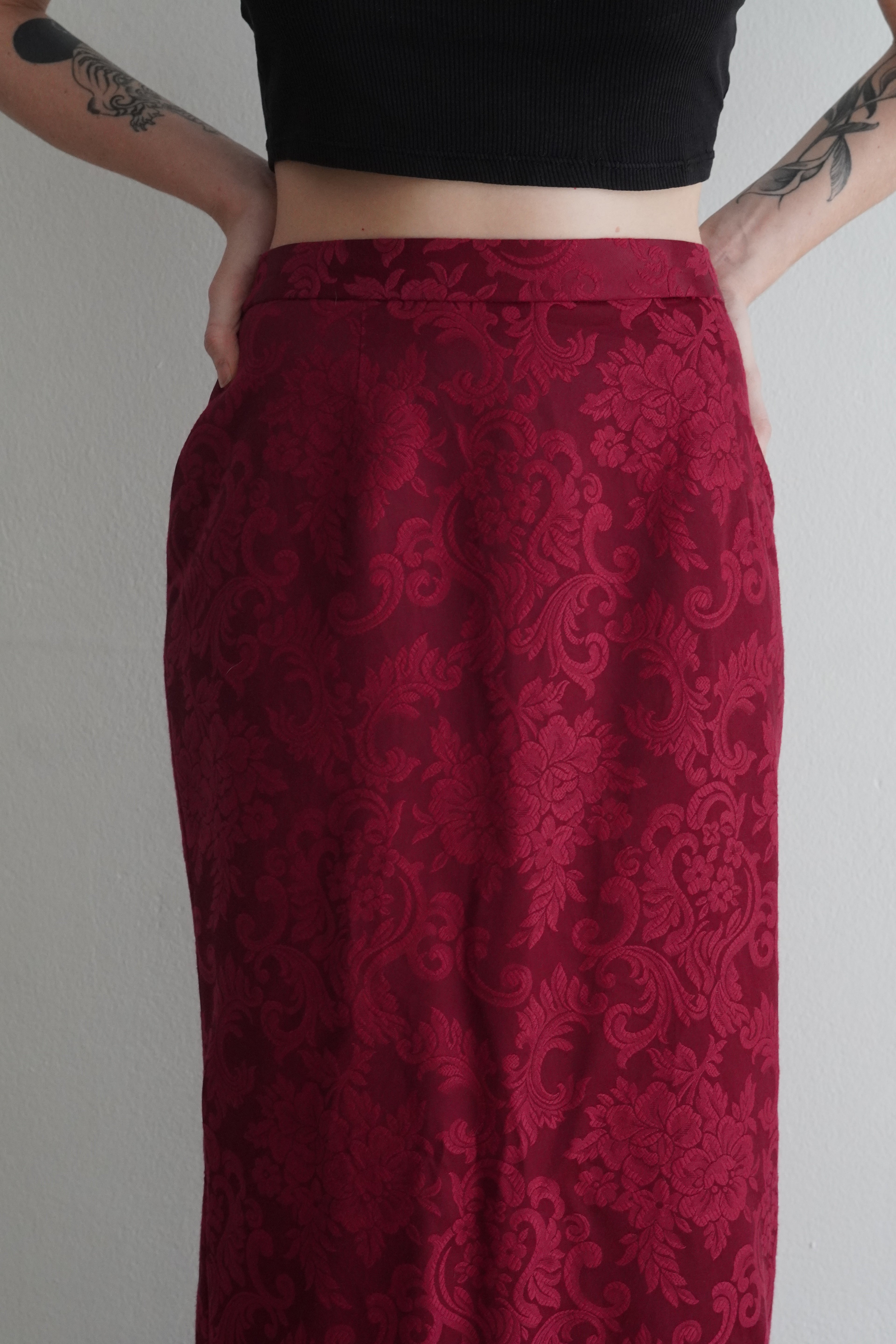 Falda midi editorial en tonos burgundy y rojo oscuro