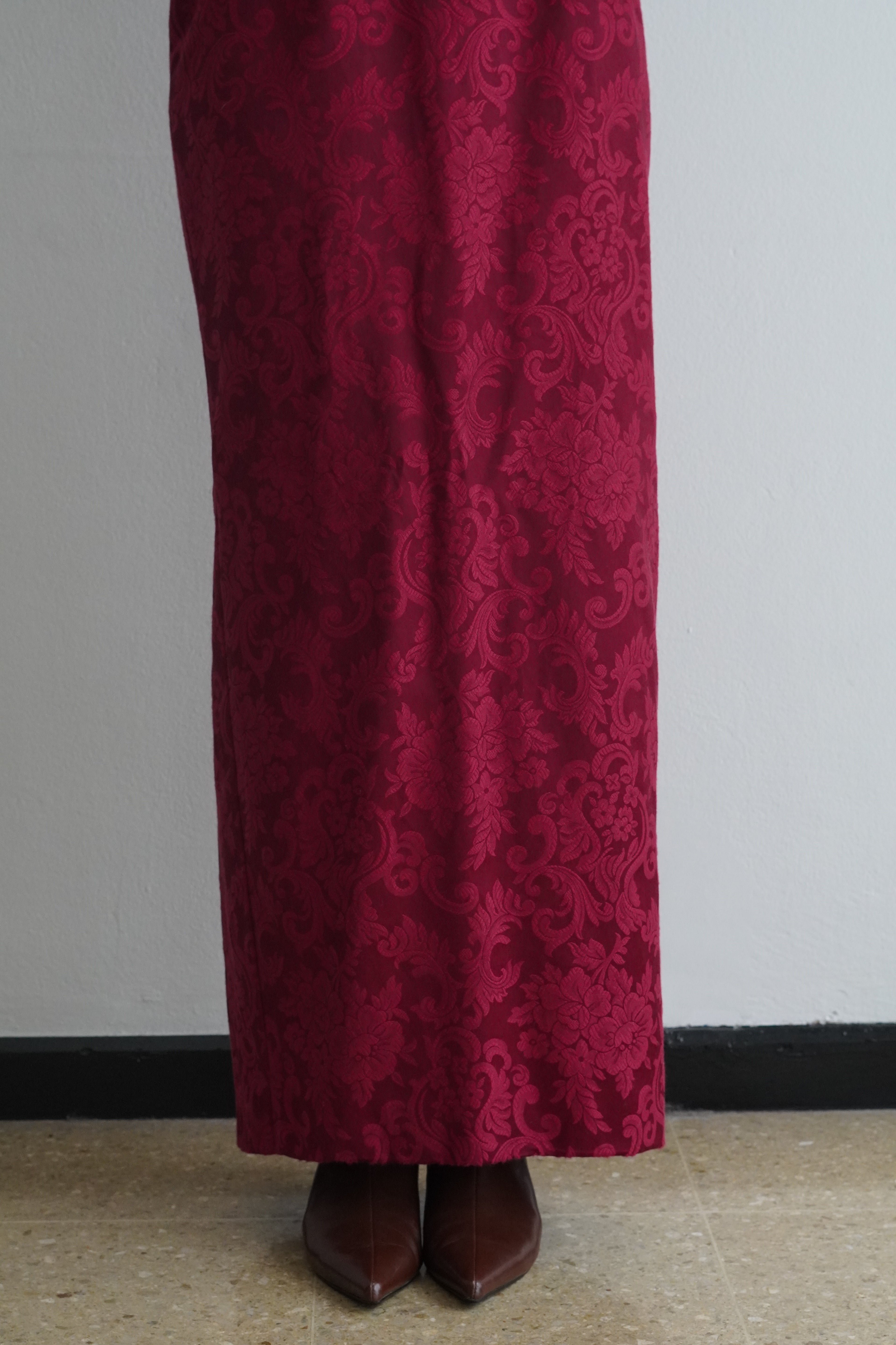 Falda jacquard floral color vino combinada con top negro