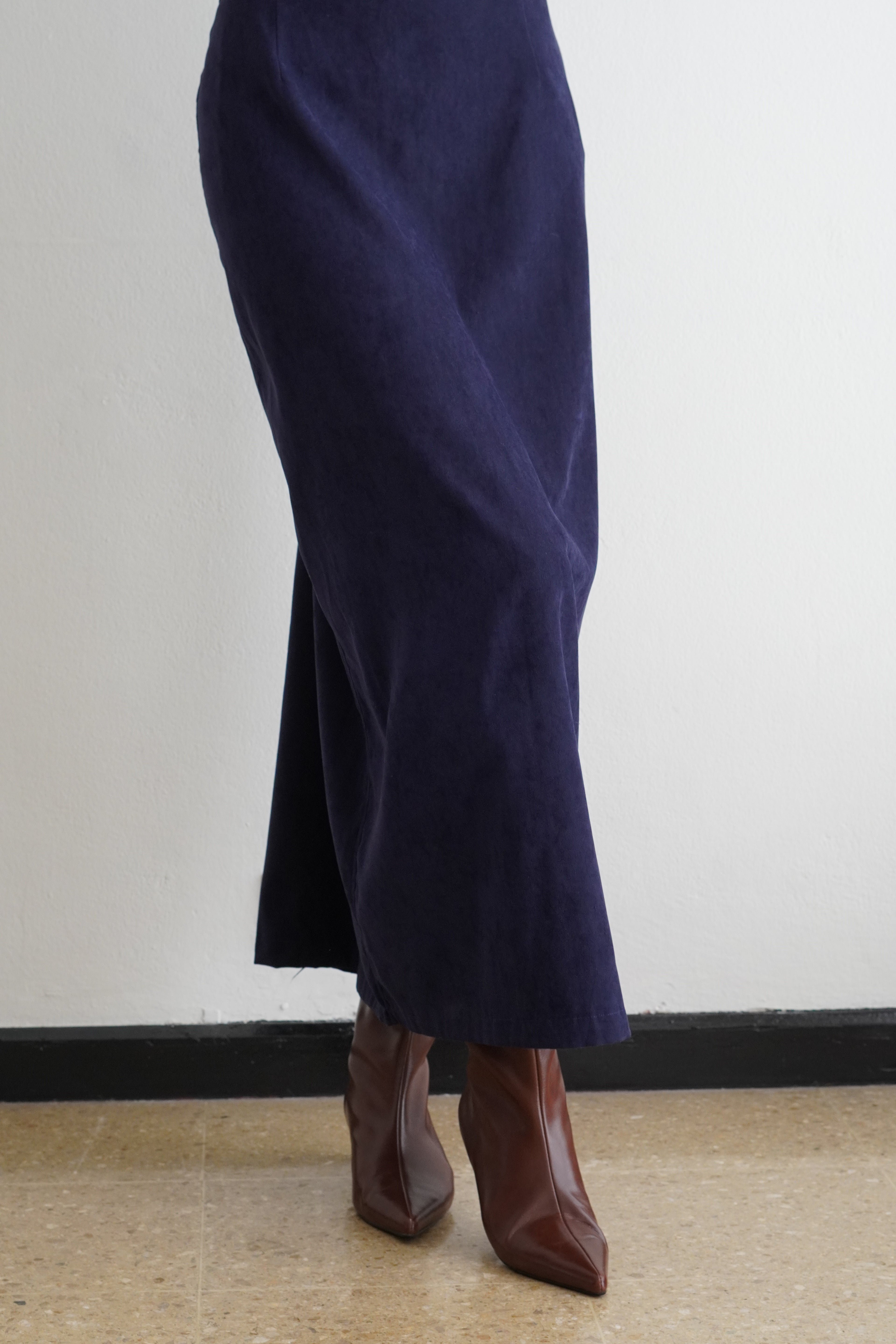 Falda larga azul oscuro con silueta fluida minimalista