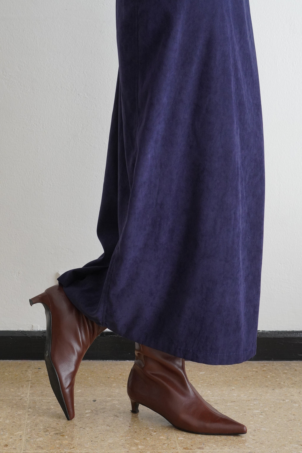 Falda maxi color navy estilo vintage combinada con botas café