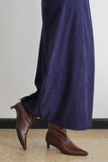 Falda maxi color navy estilo vintage combinada con botas café
