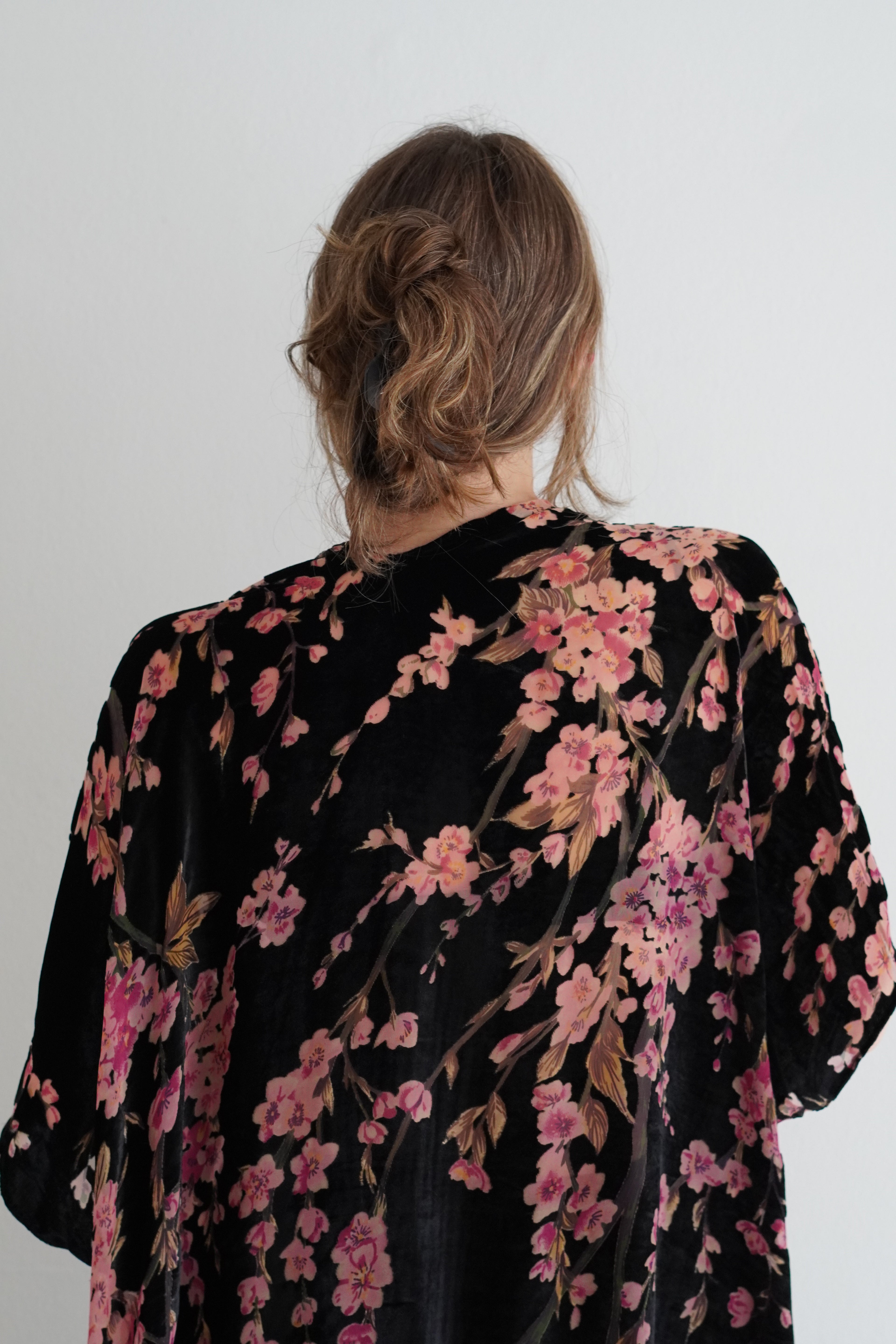 Kimono floral fluido combinado con outfit negro