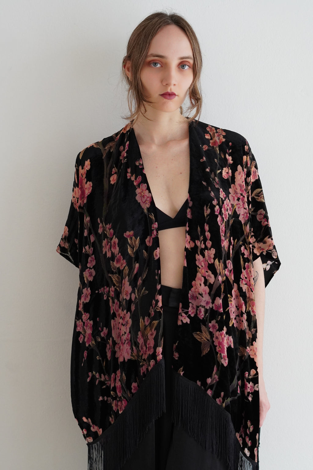 Kimono floral negro estilo vintage con flecos