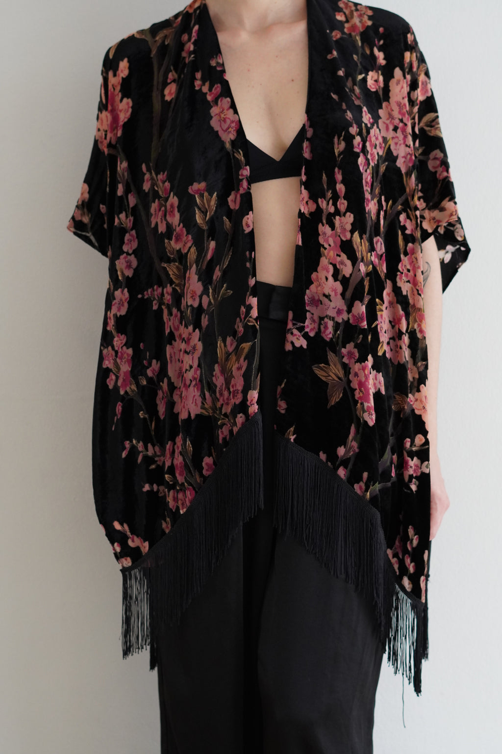 Kimono boho floral en tonos rosados y negros