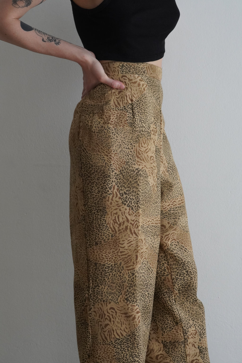 Pantalón safari oversized con estampado animal print