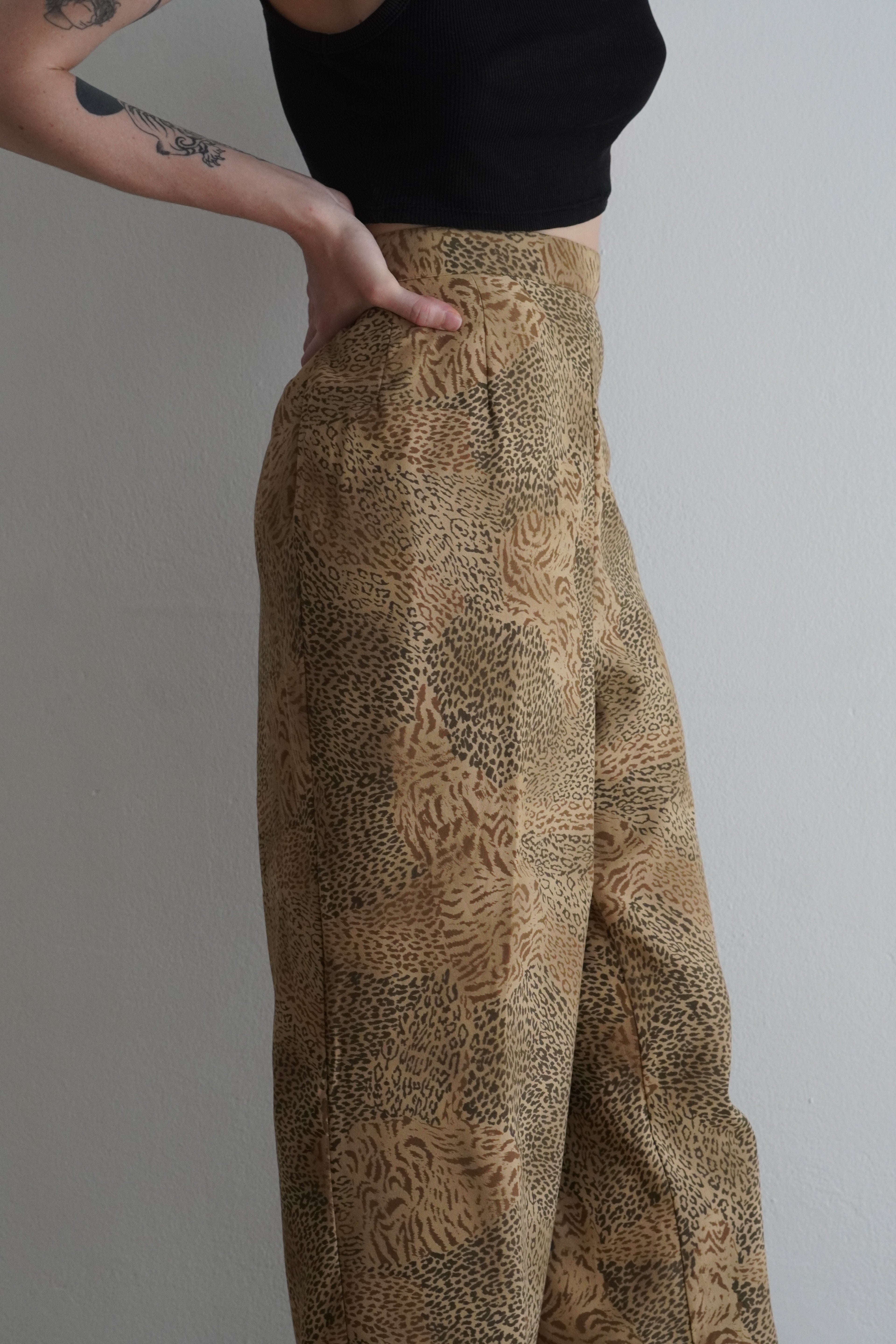 Pantalón safari oversized con estampado animal print