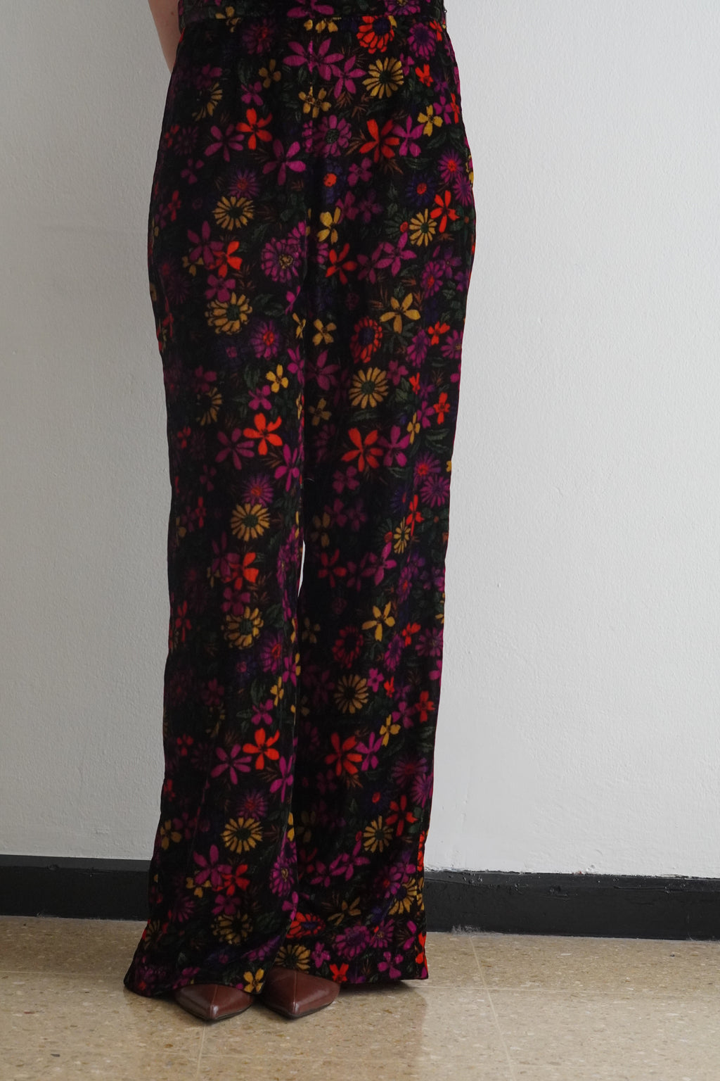 Pantalón floral wide leg estilo vintage multicolor
