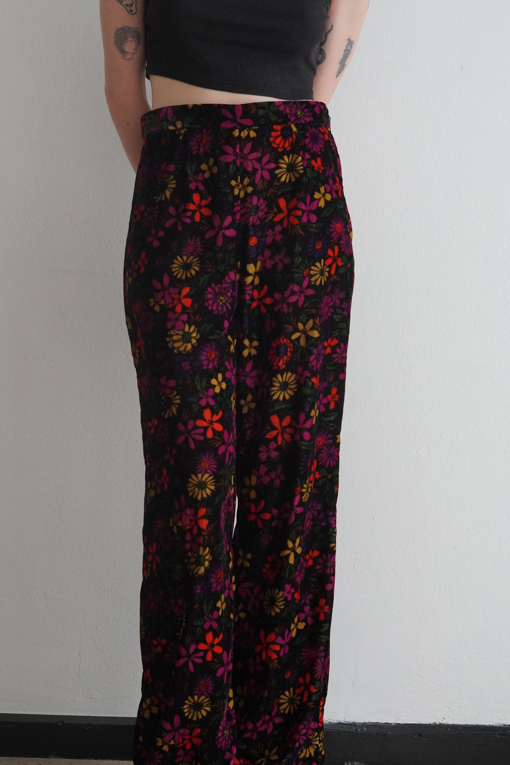 Pantalón floral psicodélico estilo vintage con fit wide leg