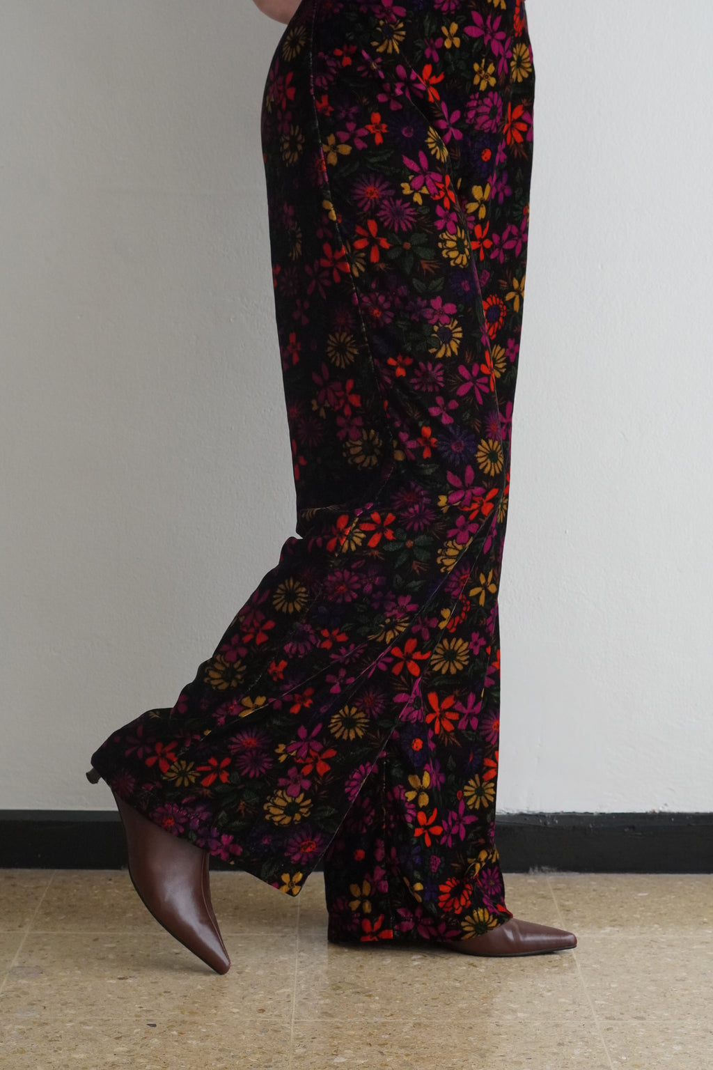 Pantalón Y2K floral de silueta fluida
