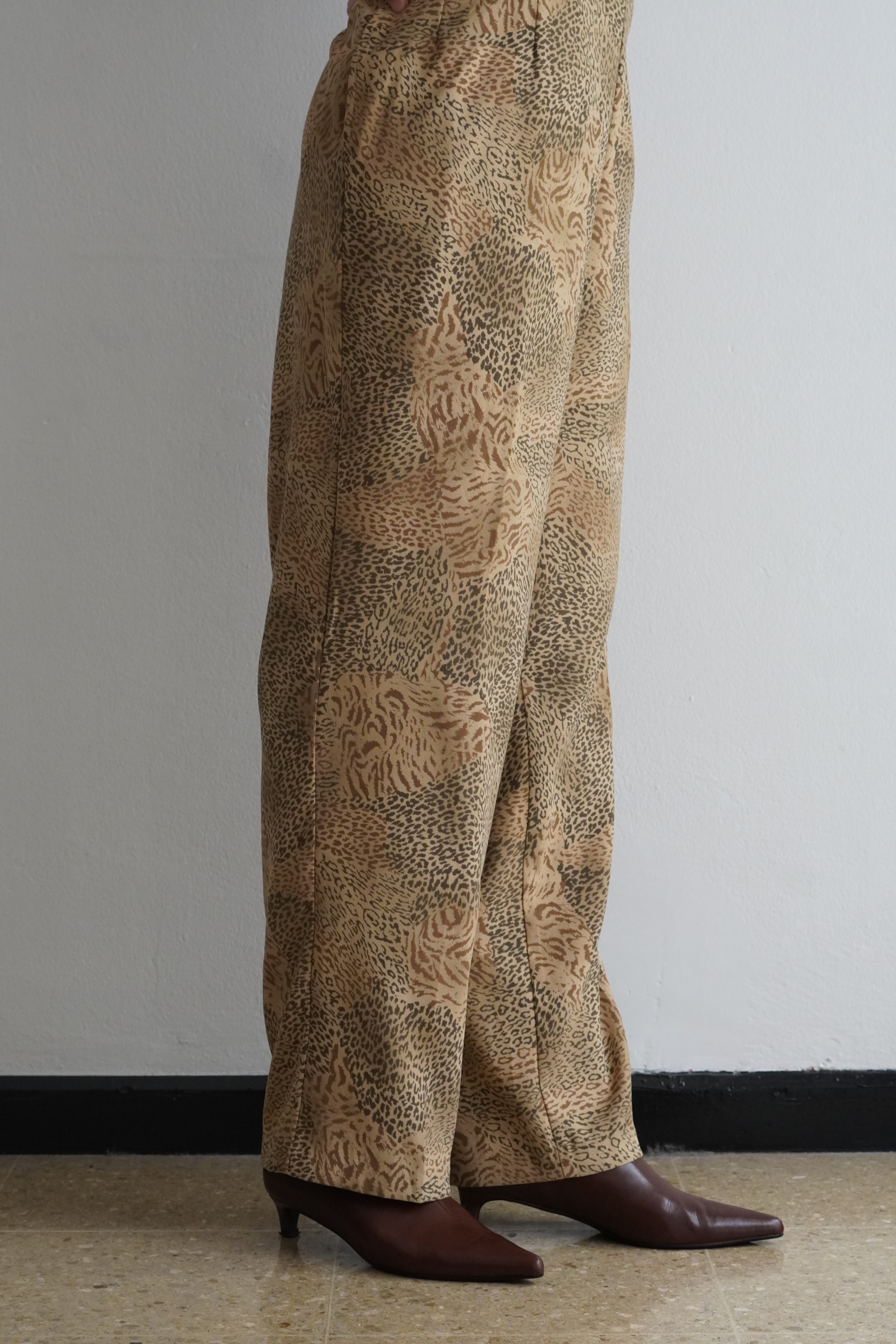Pantalón beige wide leg combinado con botas café