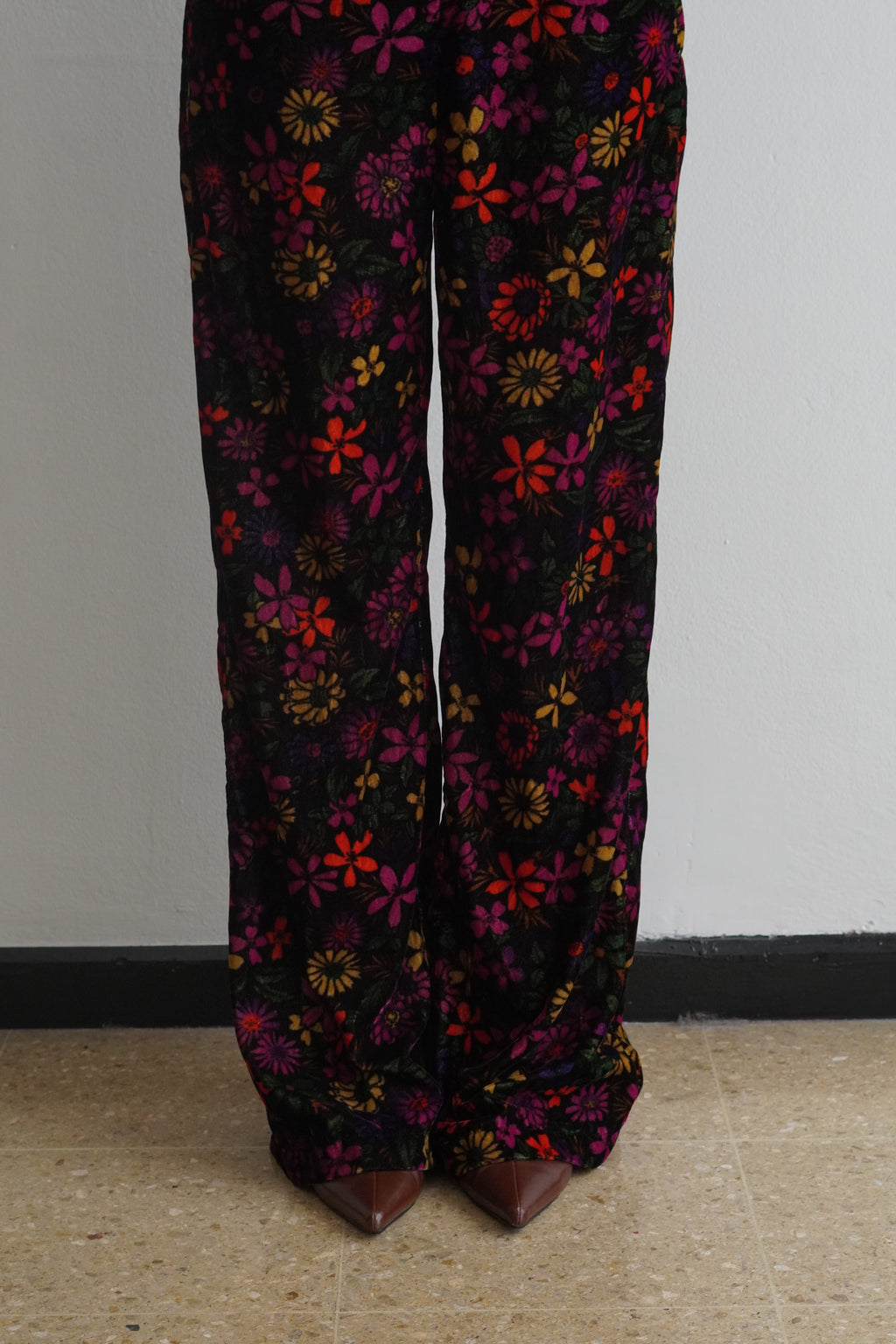 Pantalón retro floral combinado con botas café