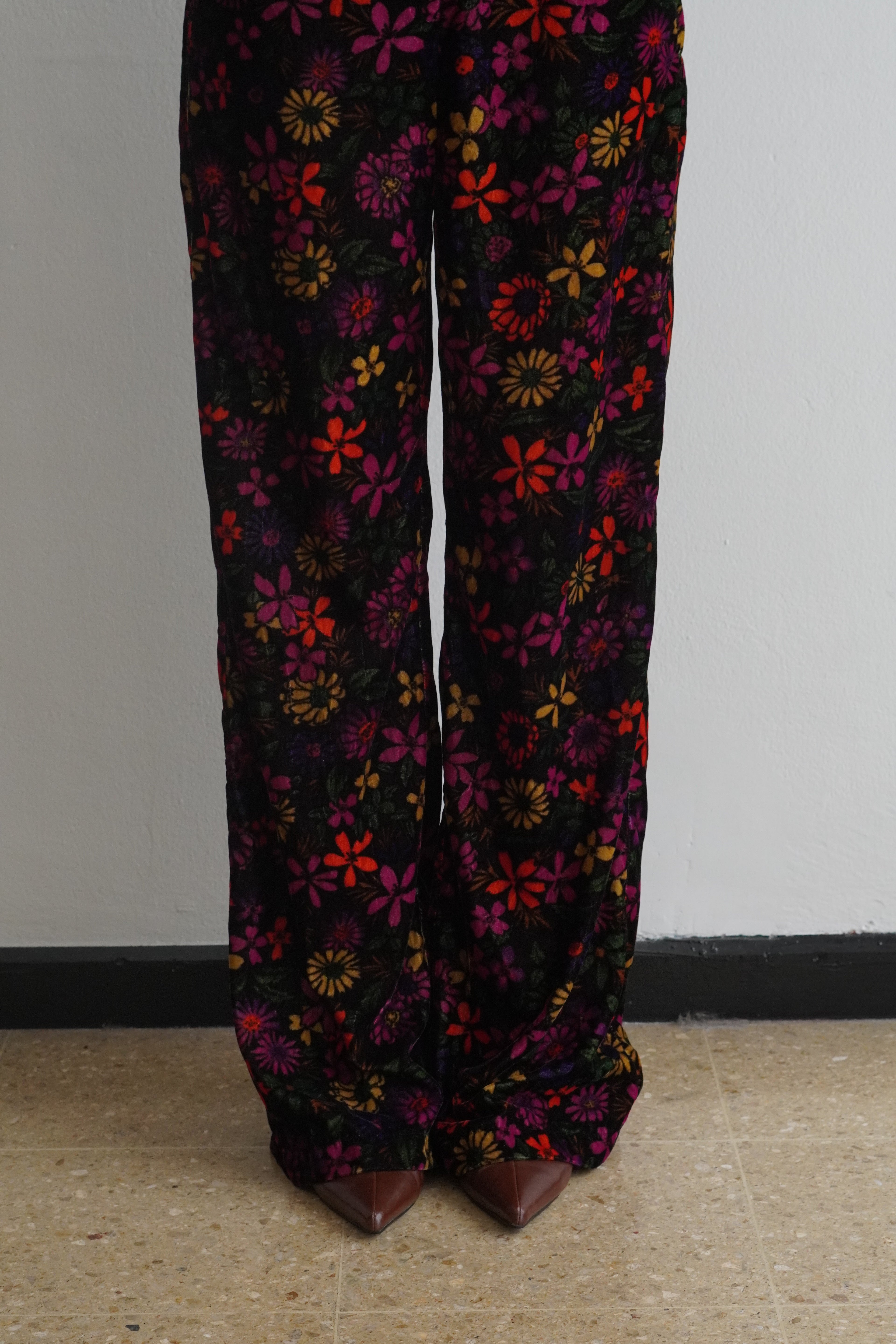 Pantalón retro floral combinado con botas café