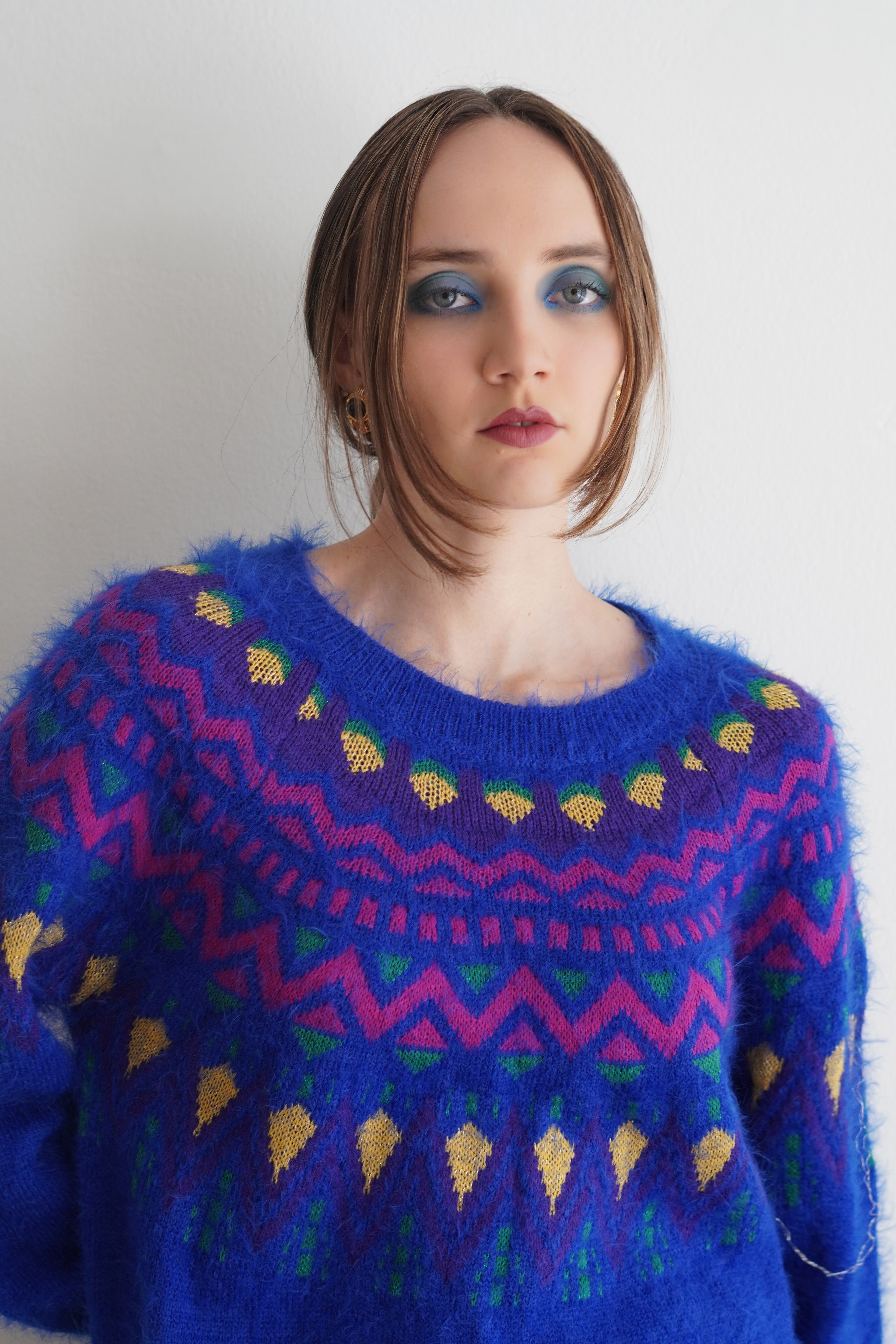 Sweater oversized Y2K color azul combinado con pantalón negro