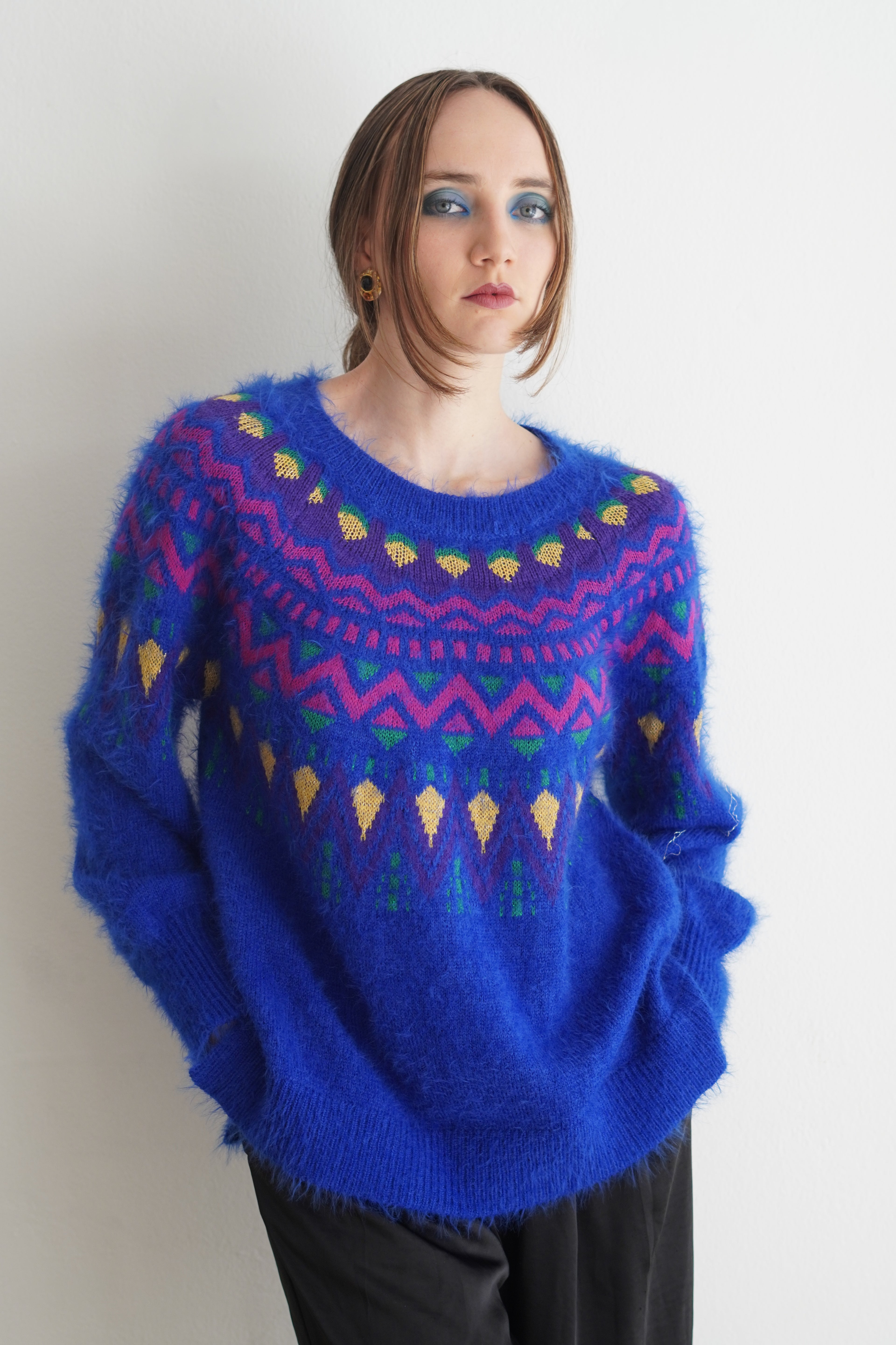 Sweater mohair azul eléctrico estilo vintage con detalles multicolor