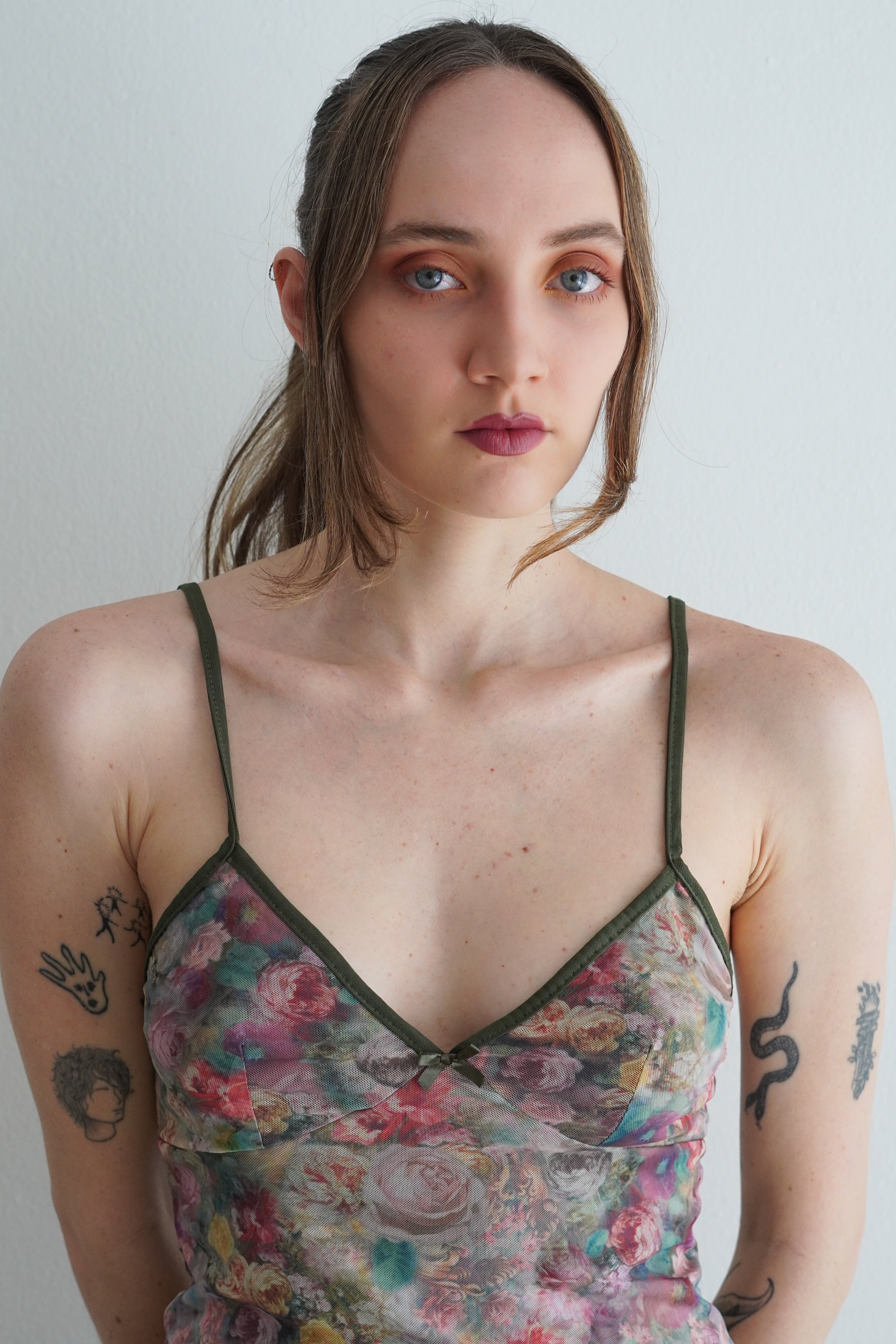 Top floral mesh estilo coquette en tonos pastel