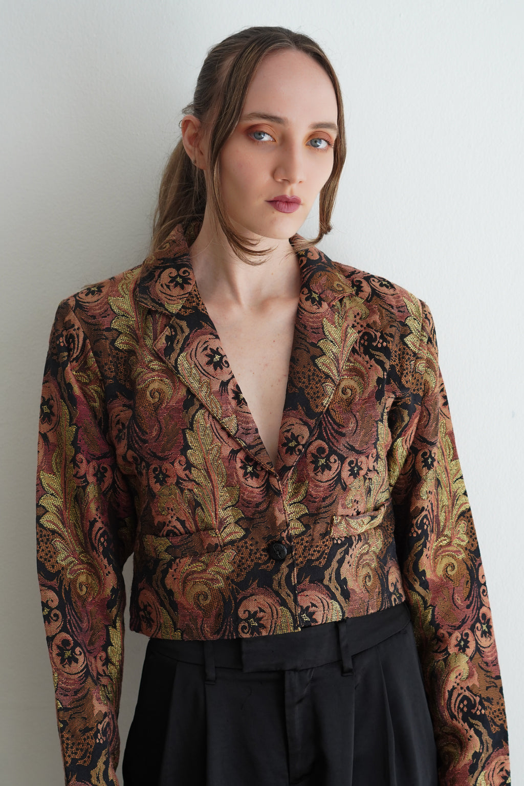 Blazer cropped vintage tapestry con estampado barroco en tonos cobre y negro