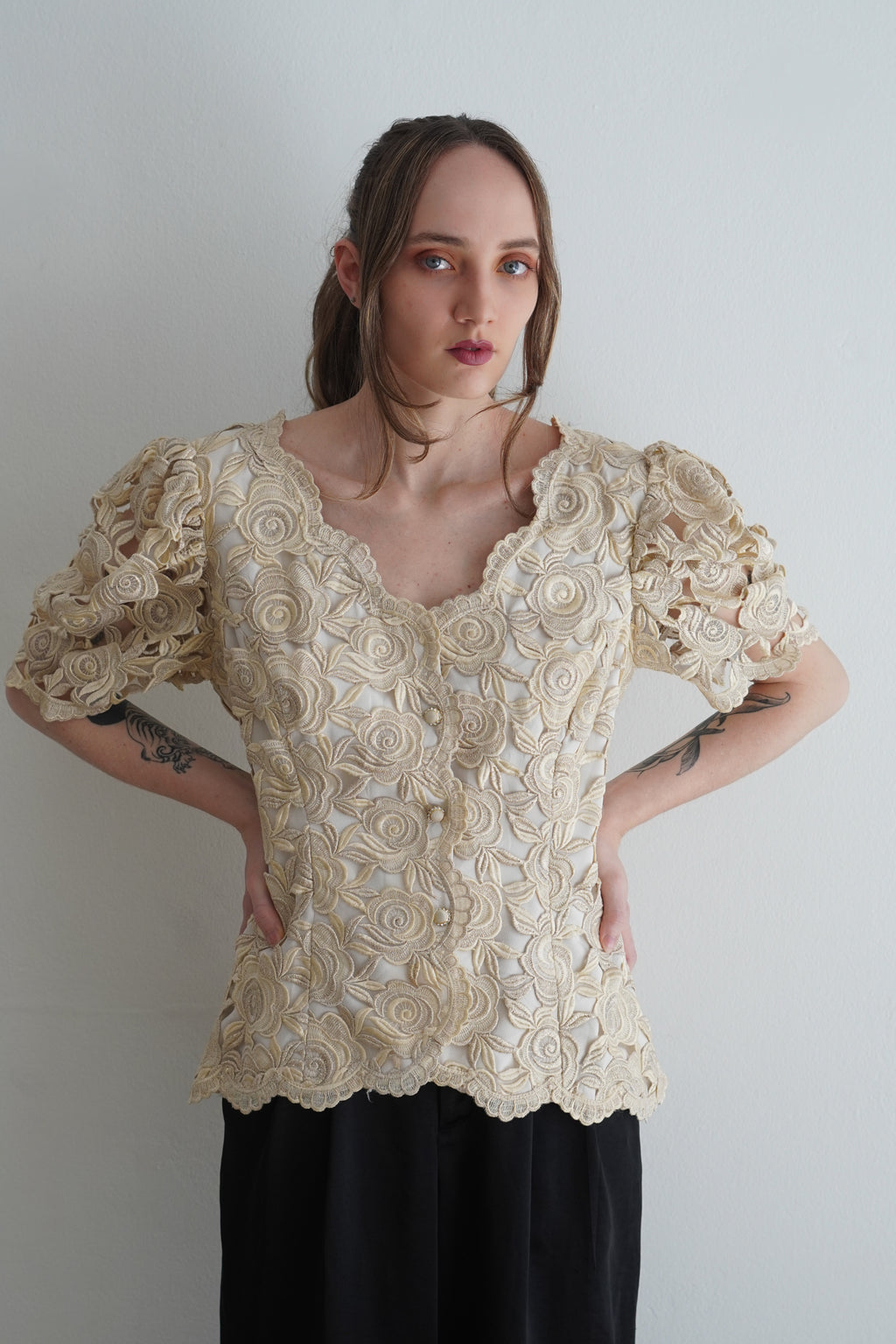 Blusa vintage de encaje floral color crema con mangas voluminosas